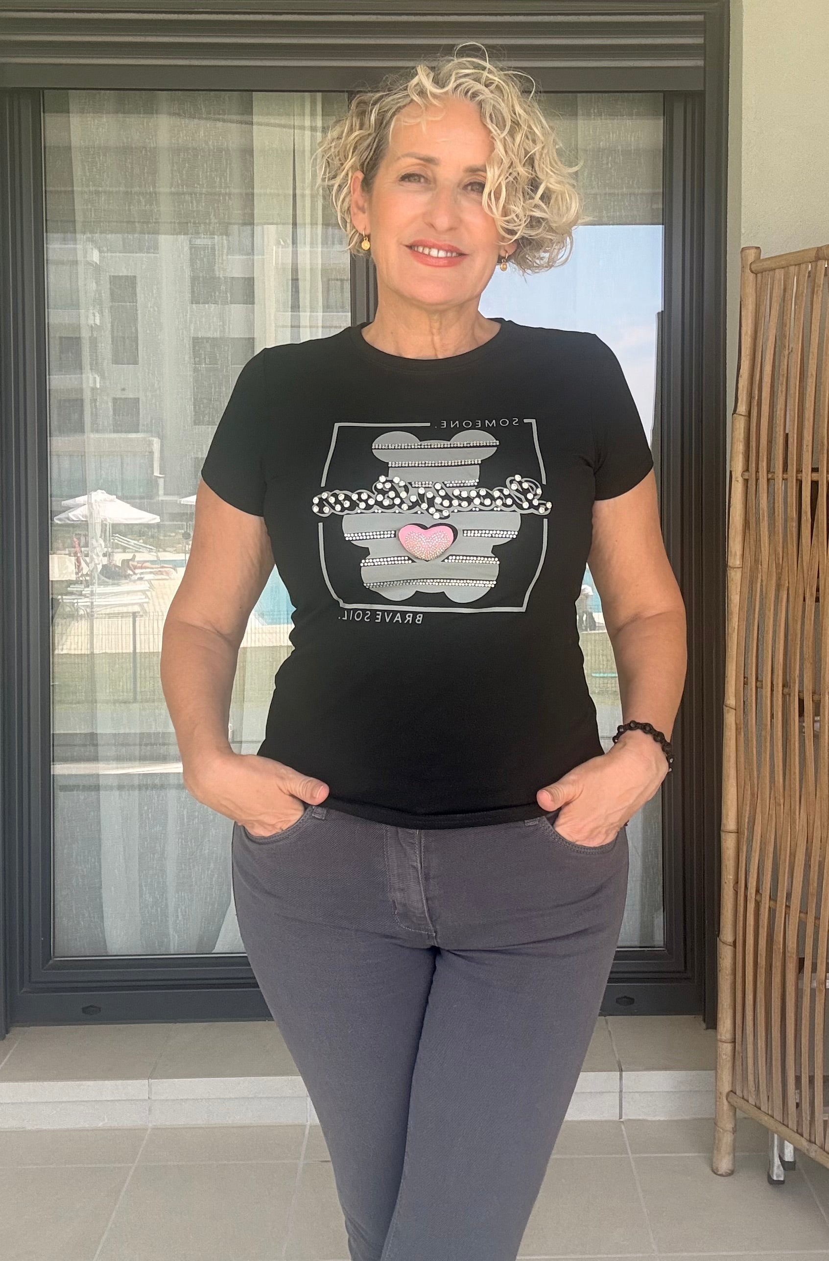 Camiseta Negra con Oso Corazón 3D | Corte Ajustado