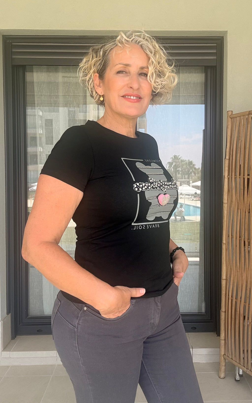Camiseta Negra con Oso Corazón 3D | Corte Ajustado