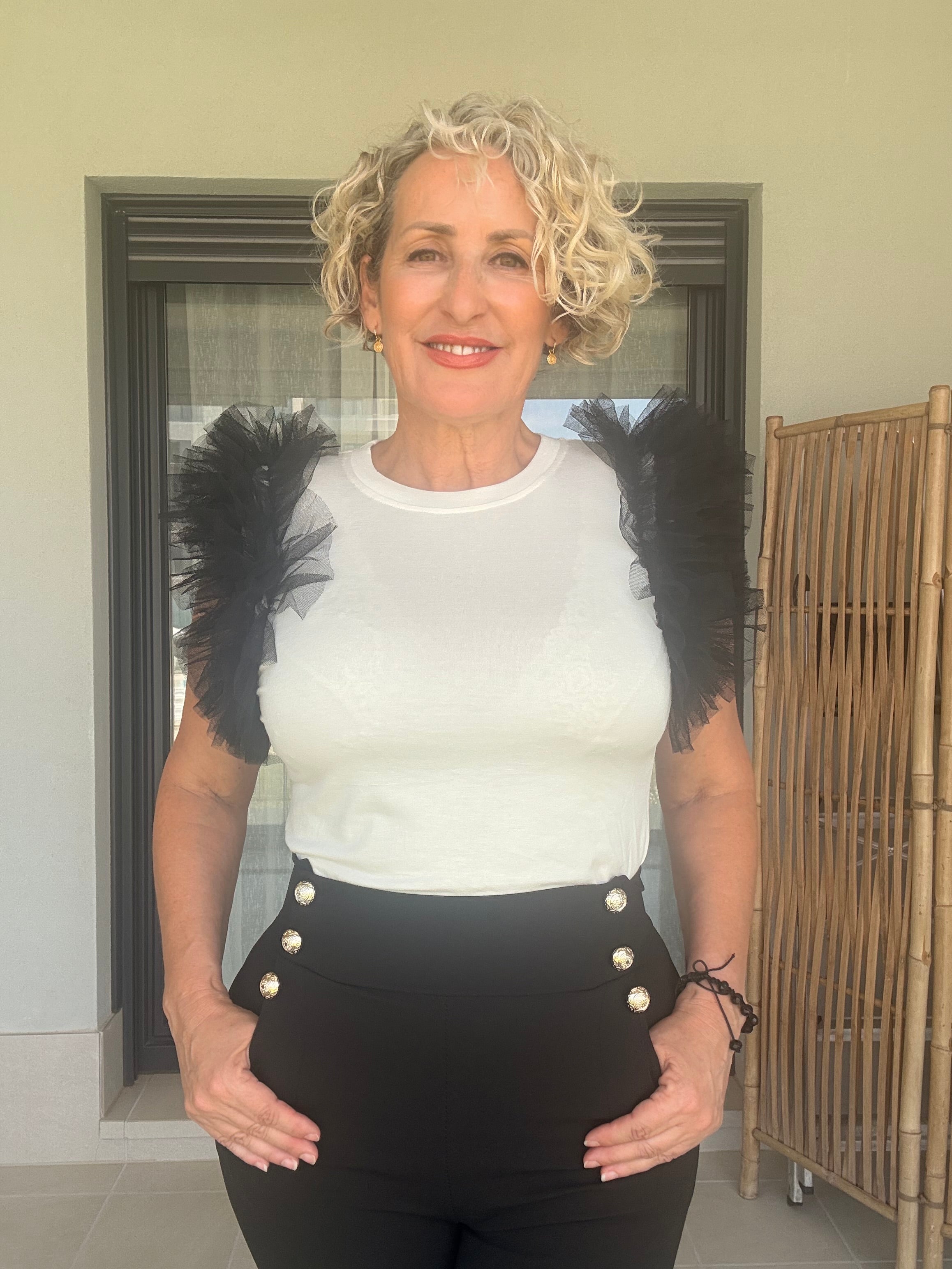 Camiseta Básica Blanca con Mangas de Tul Negras