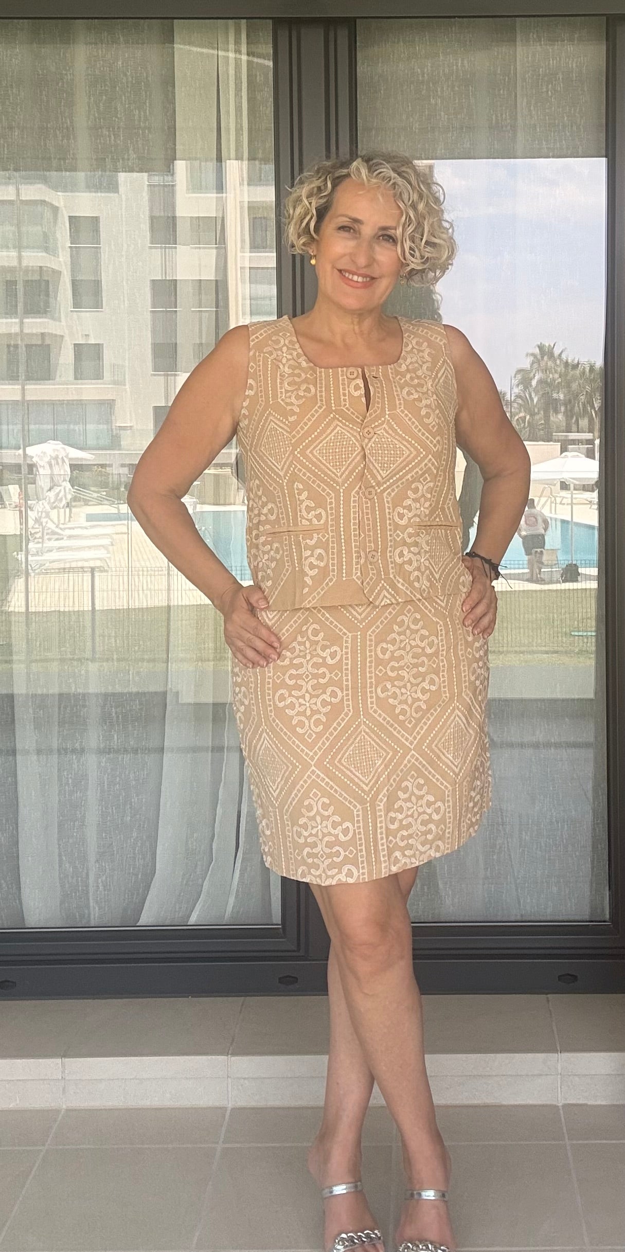 Conjunto dos piezas camel bordado beige