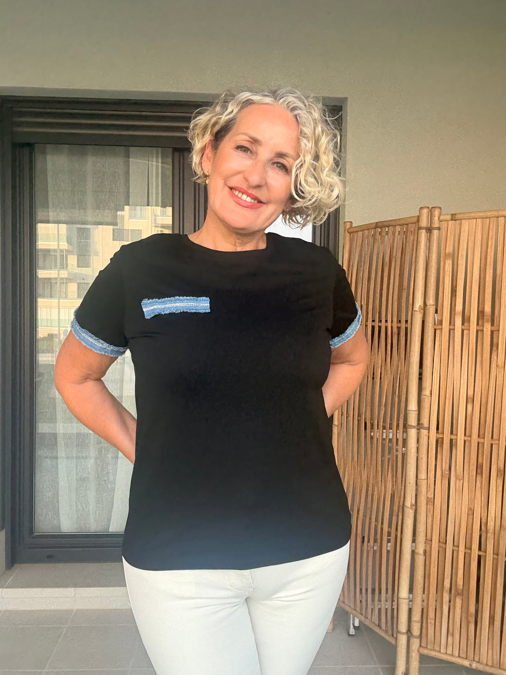 Camiseta Negra Cuello Caja con Ribete Vaquero en Manga