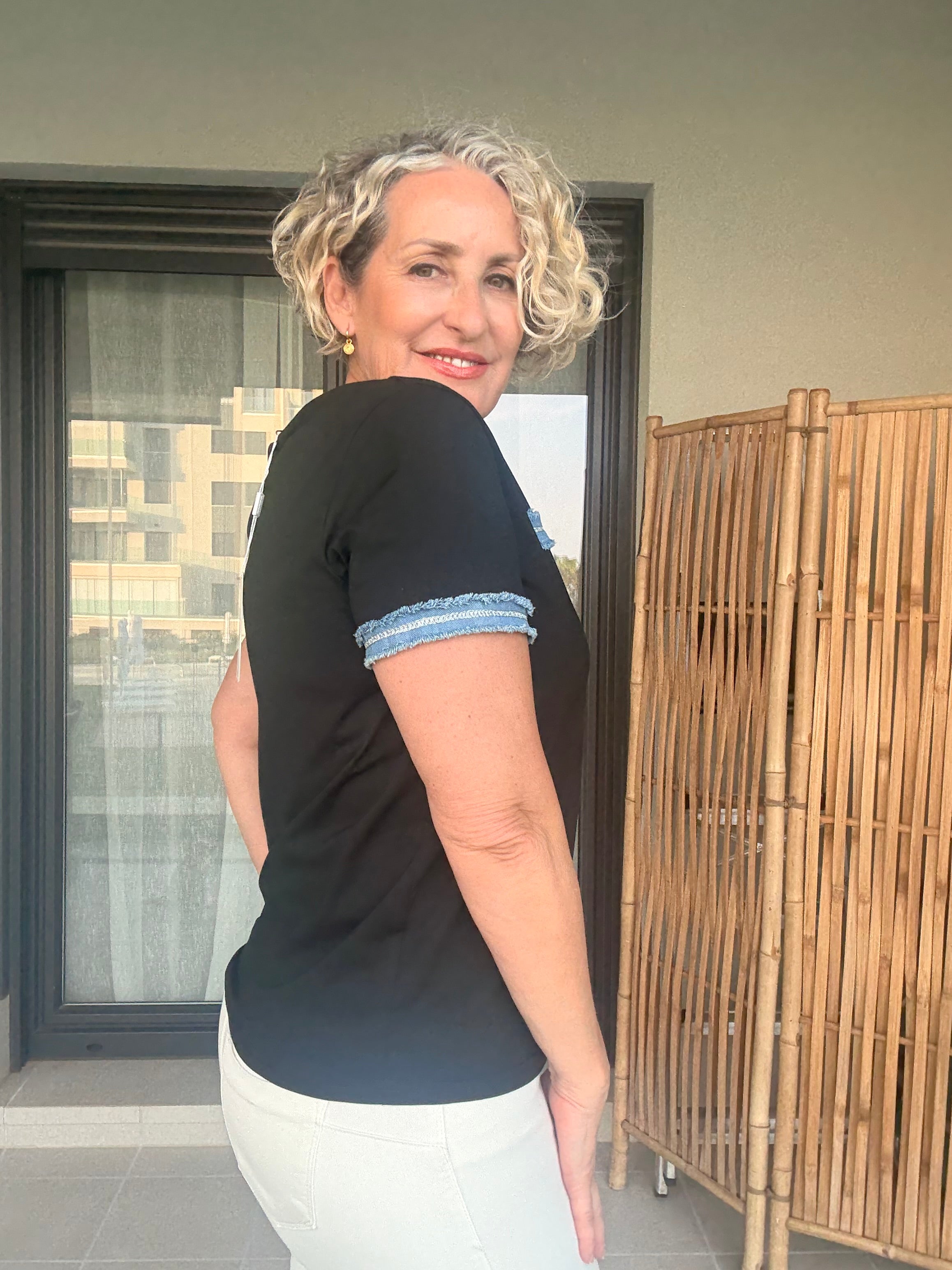 Camiseta Negra Cuello Caja con Ribete Vaquero en Manga