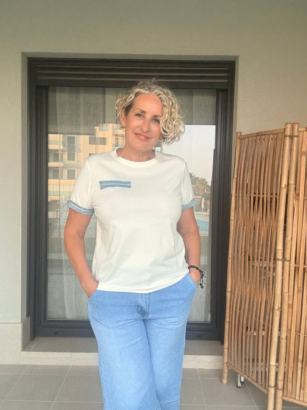 T-shirt bianca girocollo con bordo in denim sulle maniche