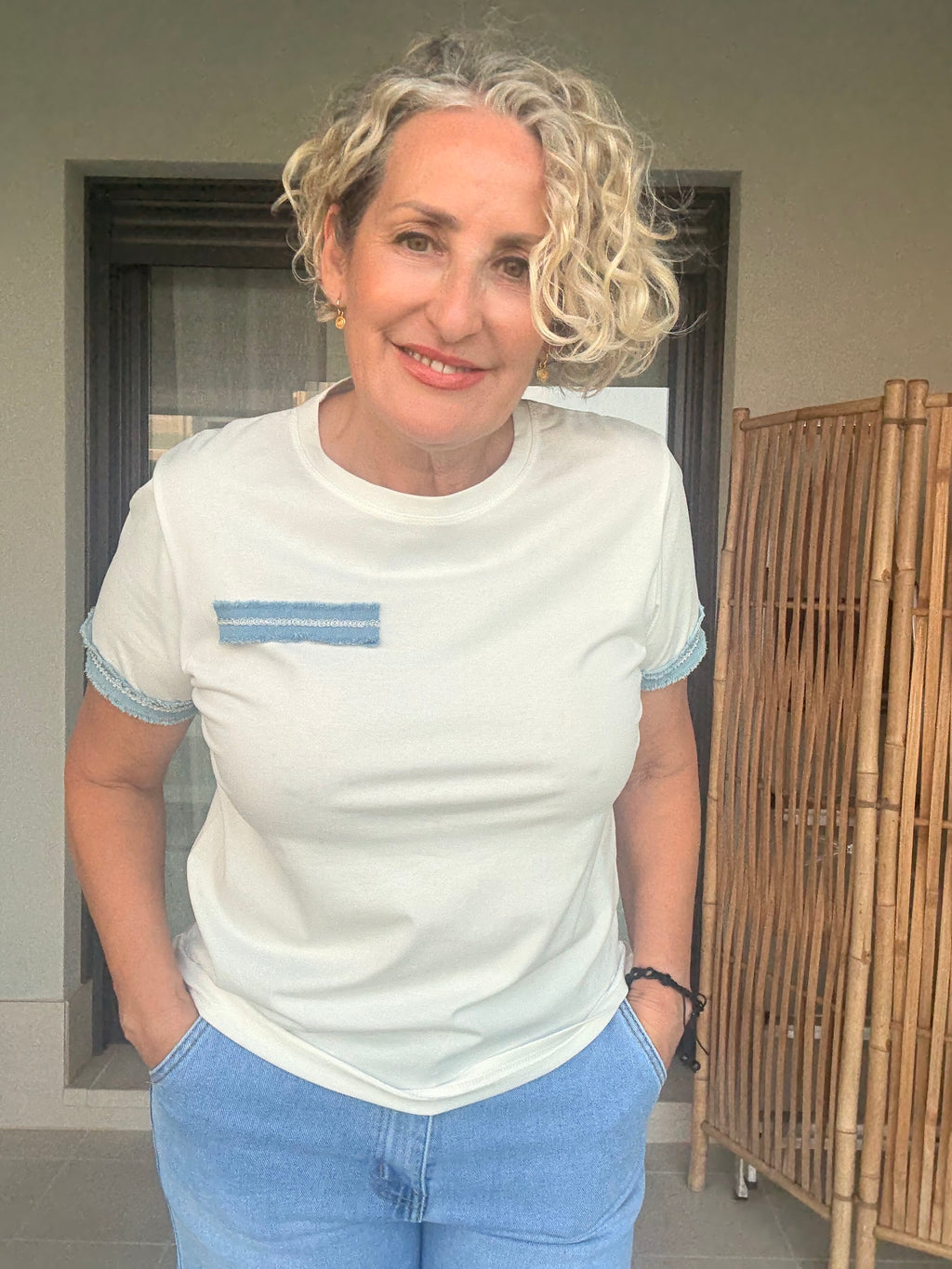 T-shirt bianca girocollo con bordo in denim sulle maniche