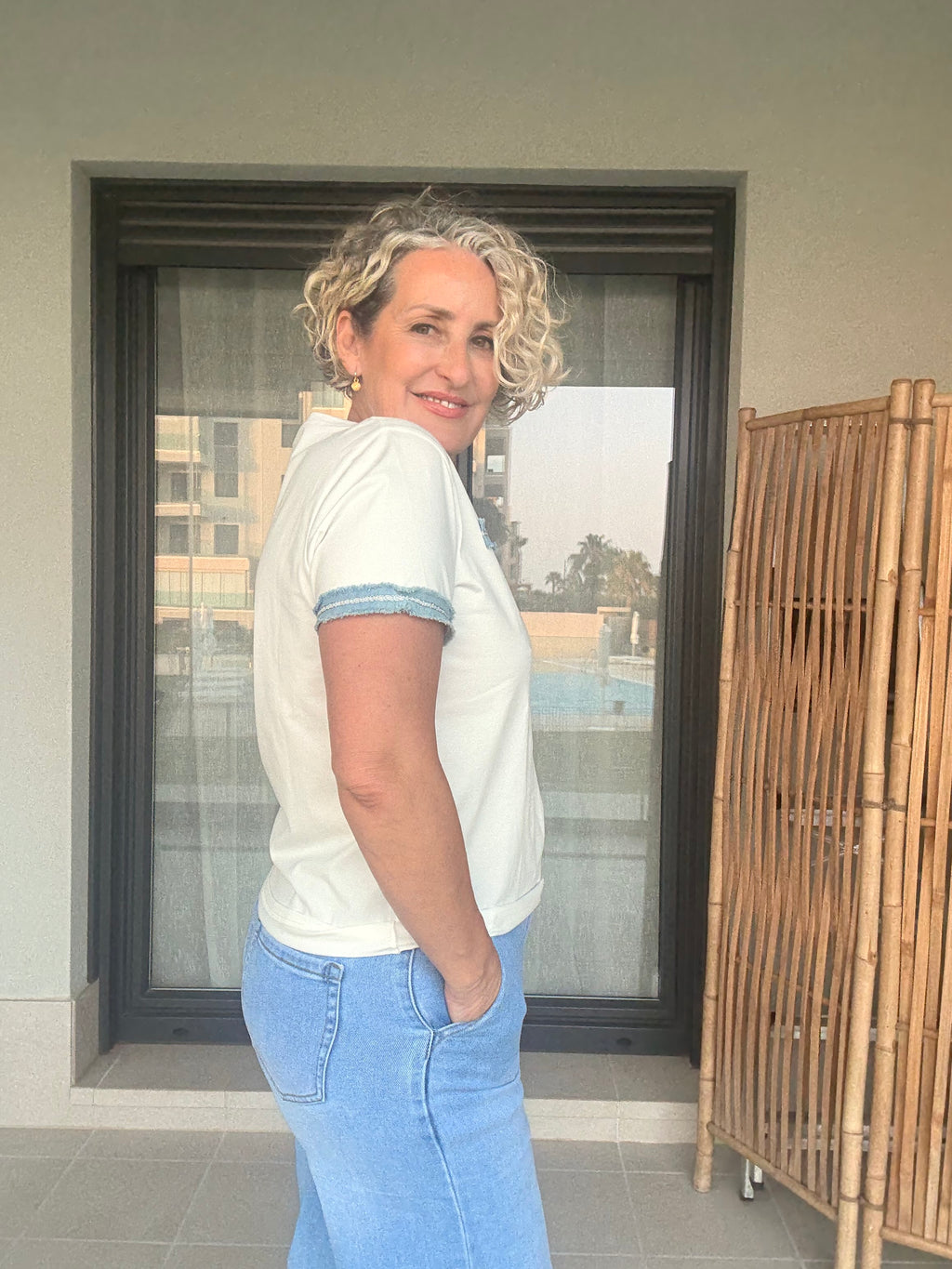 T-shirt bianca girocollo con bordo in denim sulle maniche