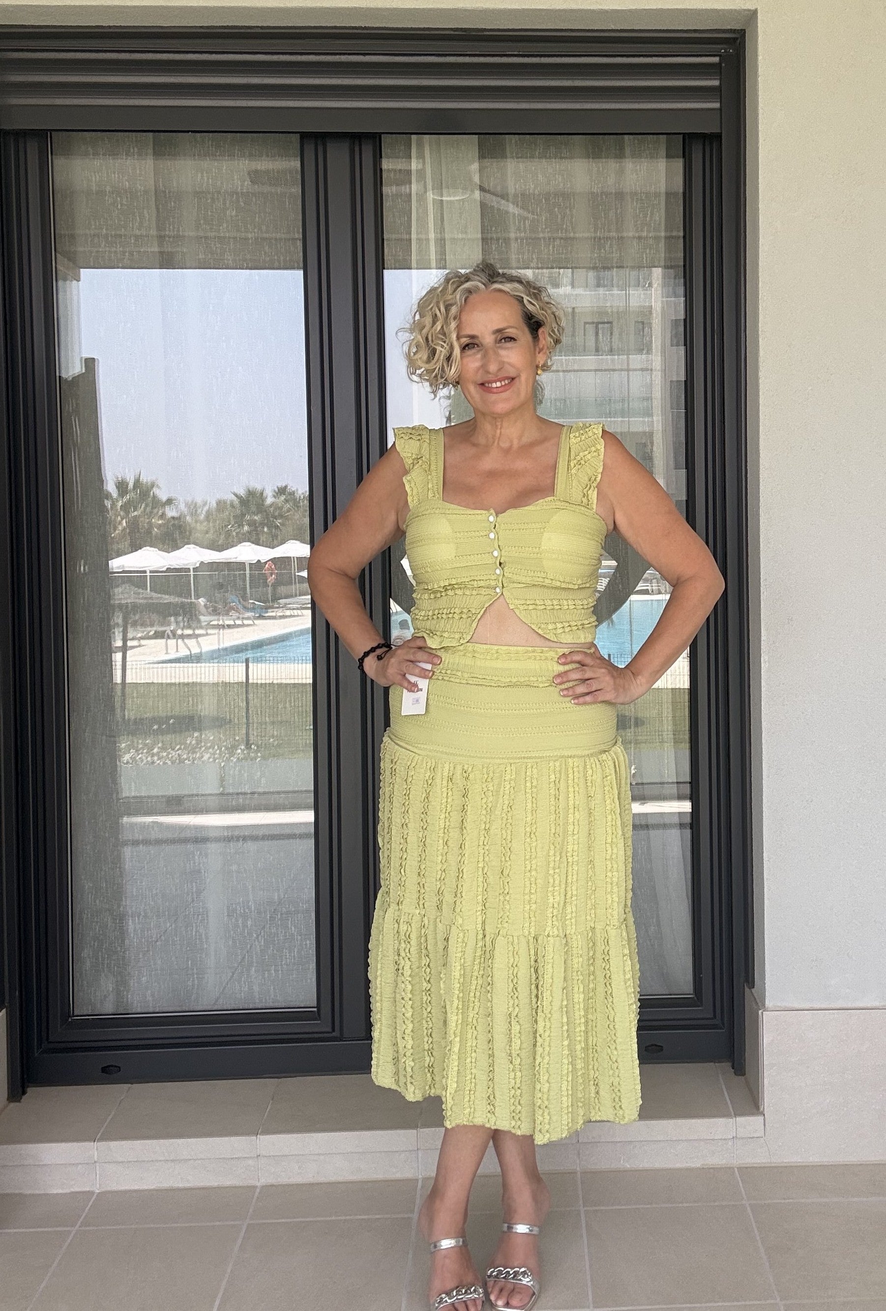 Conjunto Verde Lima Top con Volante y Falda Midi Forrada