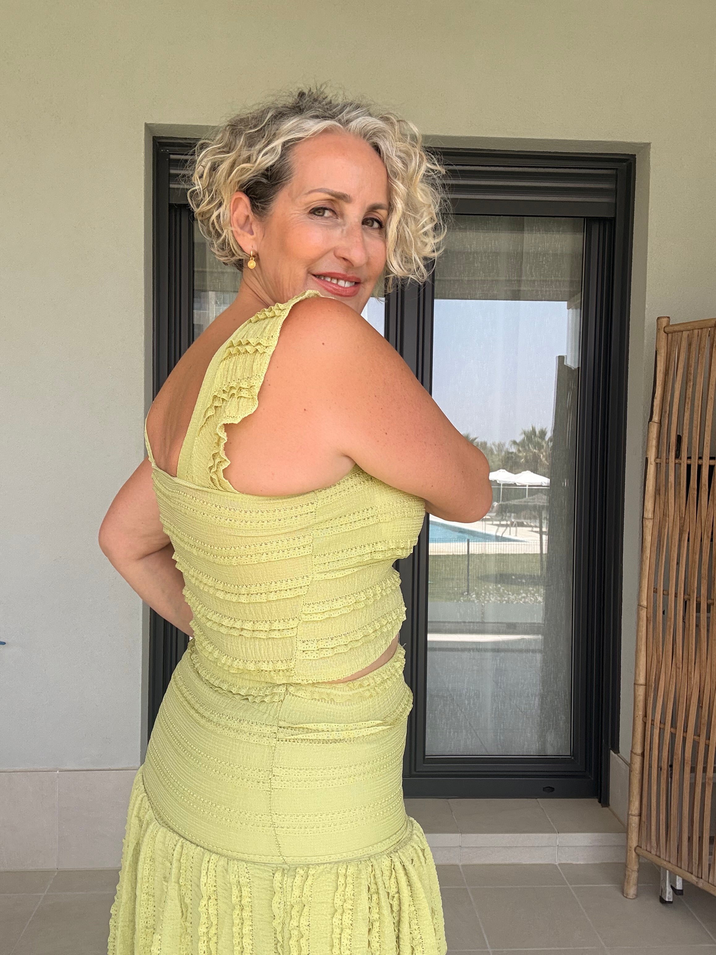 Conjunto Verde Lima Top con Volante y Falda Midi Forrada