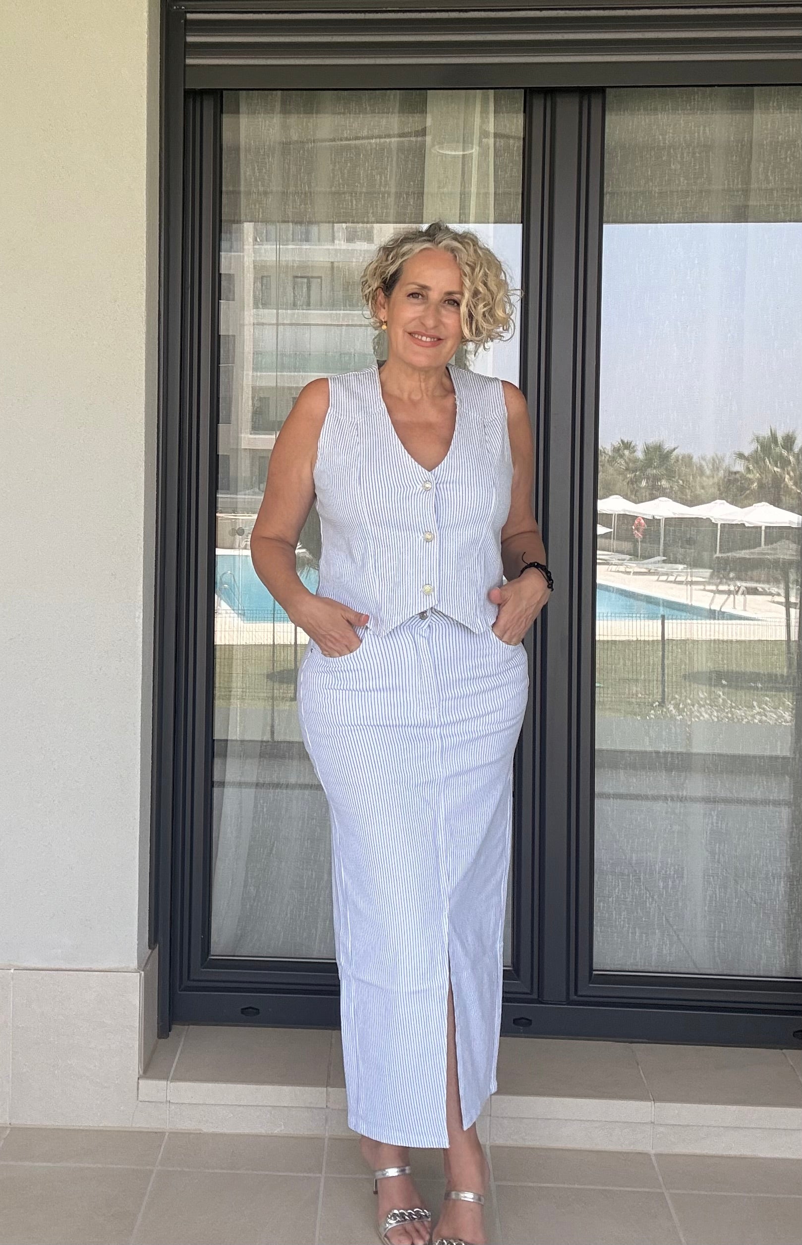 Falda Midi Denim Mil Rayas Azul con Abertura Central