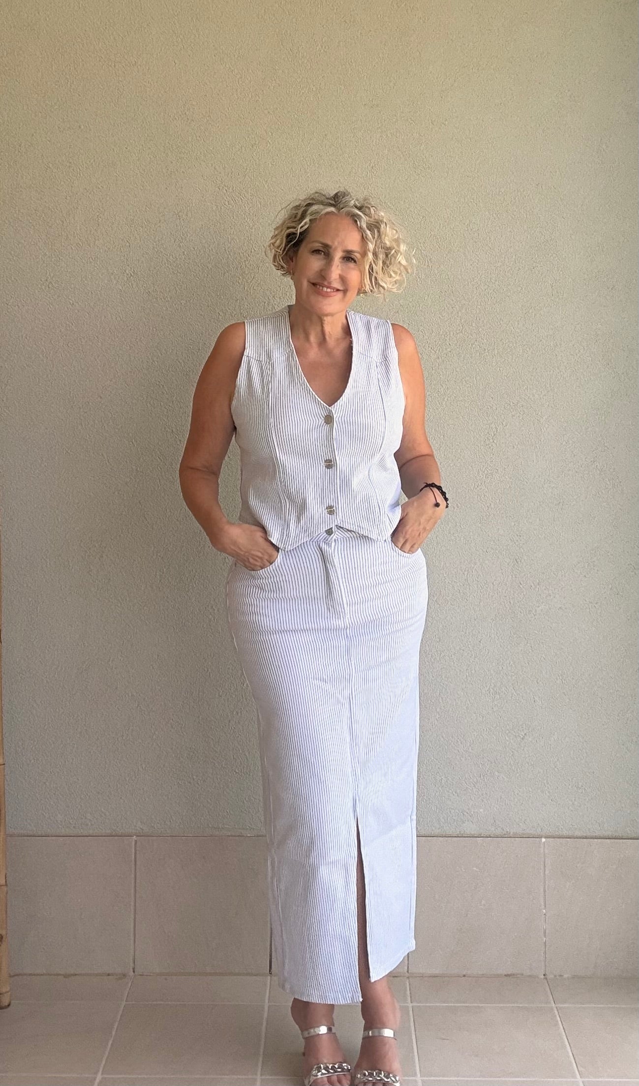 Falda Midi Denim Mil Rayas Azul con Abertura Central