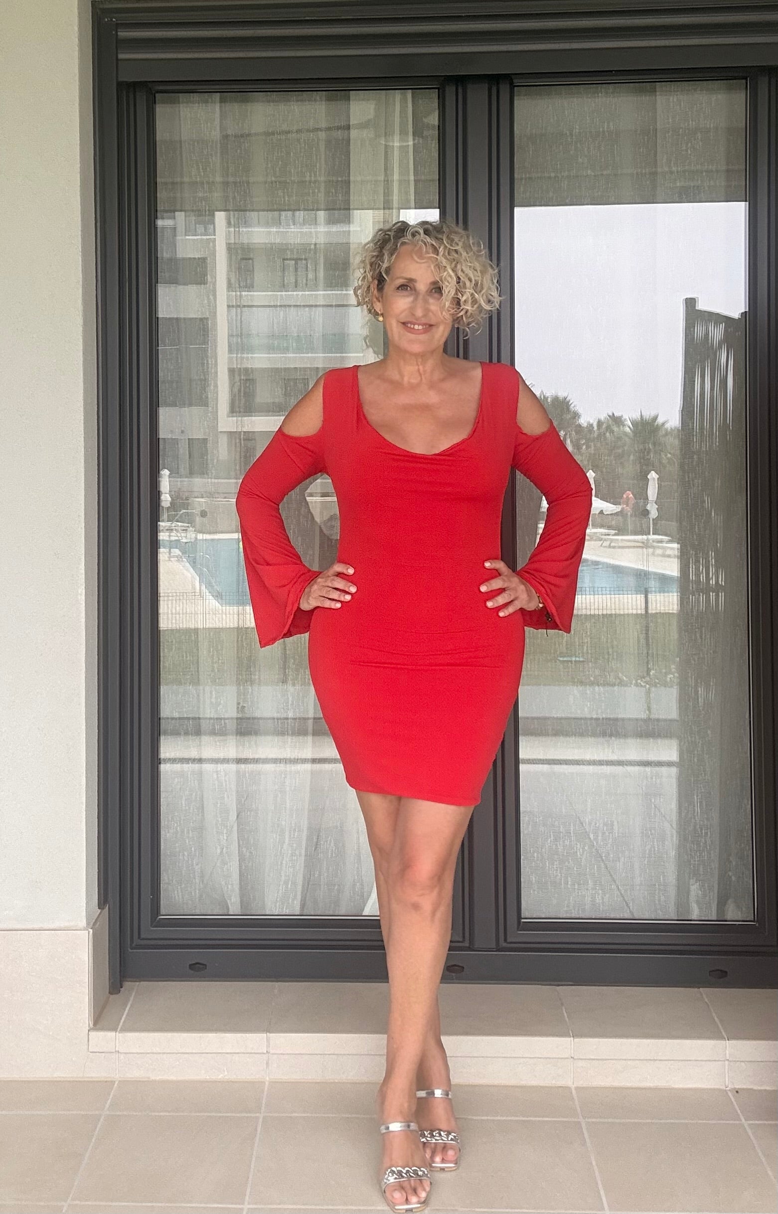 Vestido Rojo Bodycon Cold-Shoulder con Mangas Campana