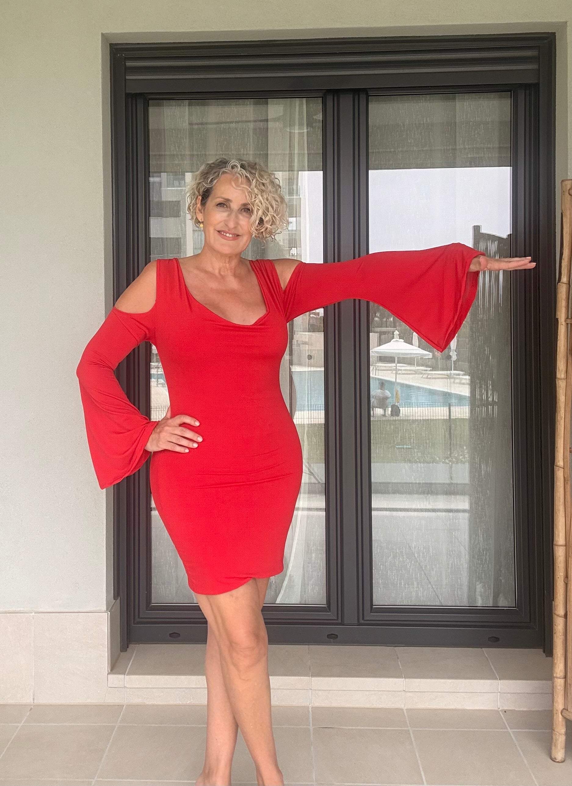 Vestido Rojo Bodycon Cold-Shoulder con Mangas Campana