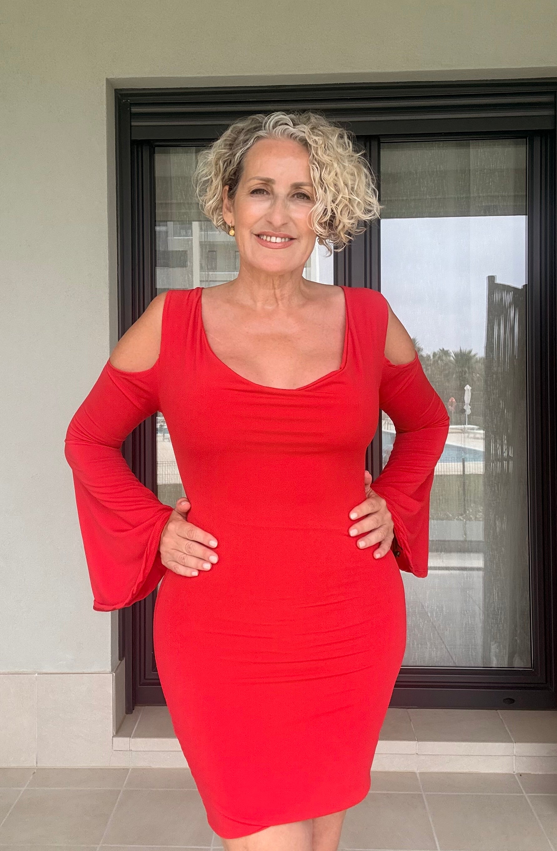 Vestido Rojo Bodycon Cold-Shoulder con Mangas Campana