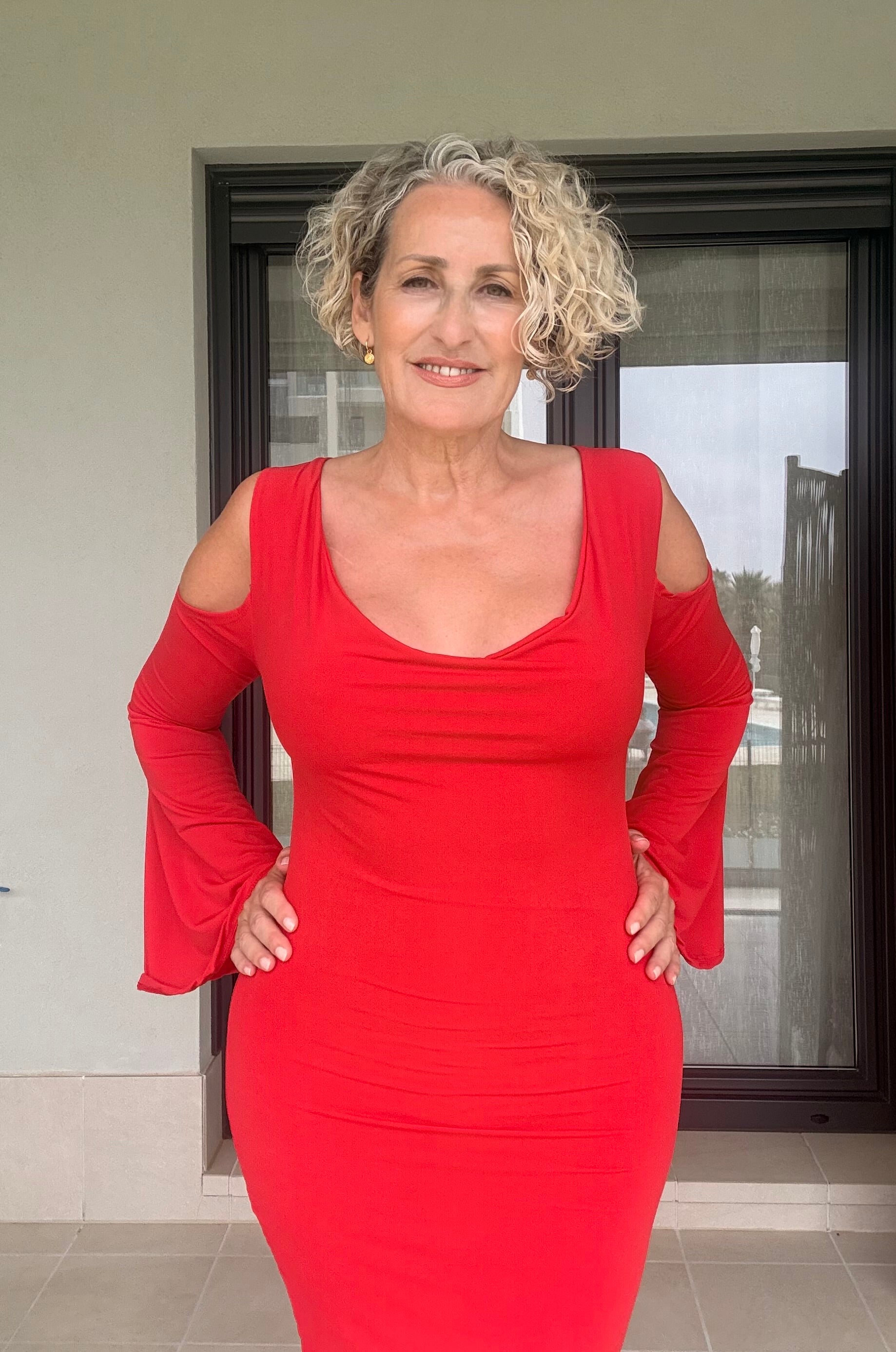 Vestido Rojo Bodycon Cold-Shoulder con Mangas Campana