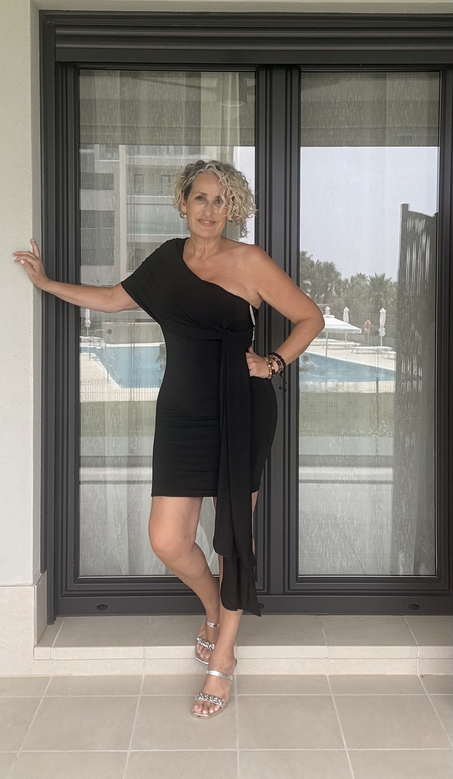 Vestido Negro Asimétrico Un Hombro con Lazo Multiposición