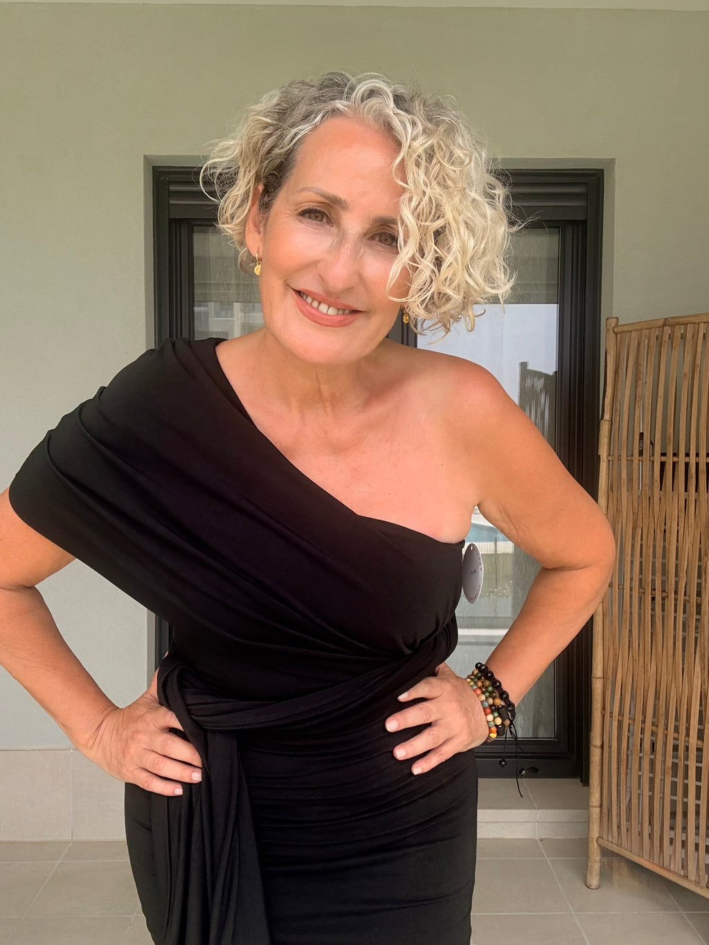 Vestido Negro Asimétrico Un Hombro con Lazo Multiposición