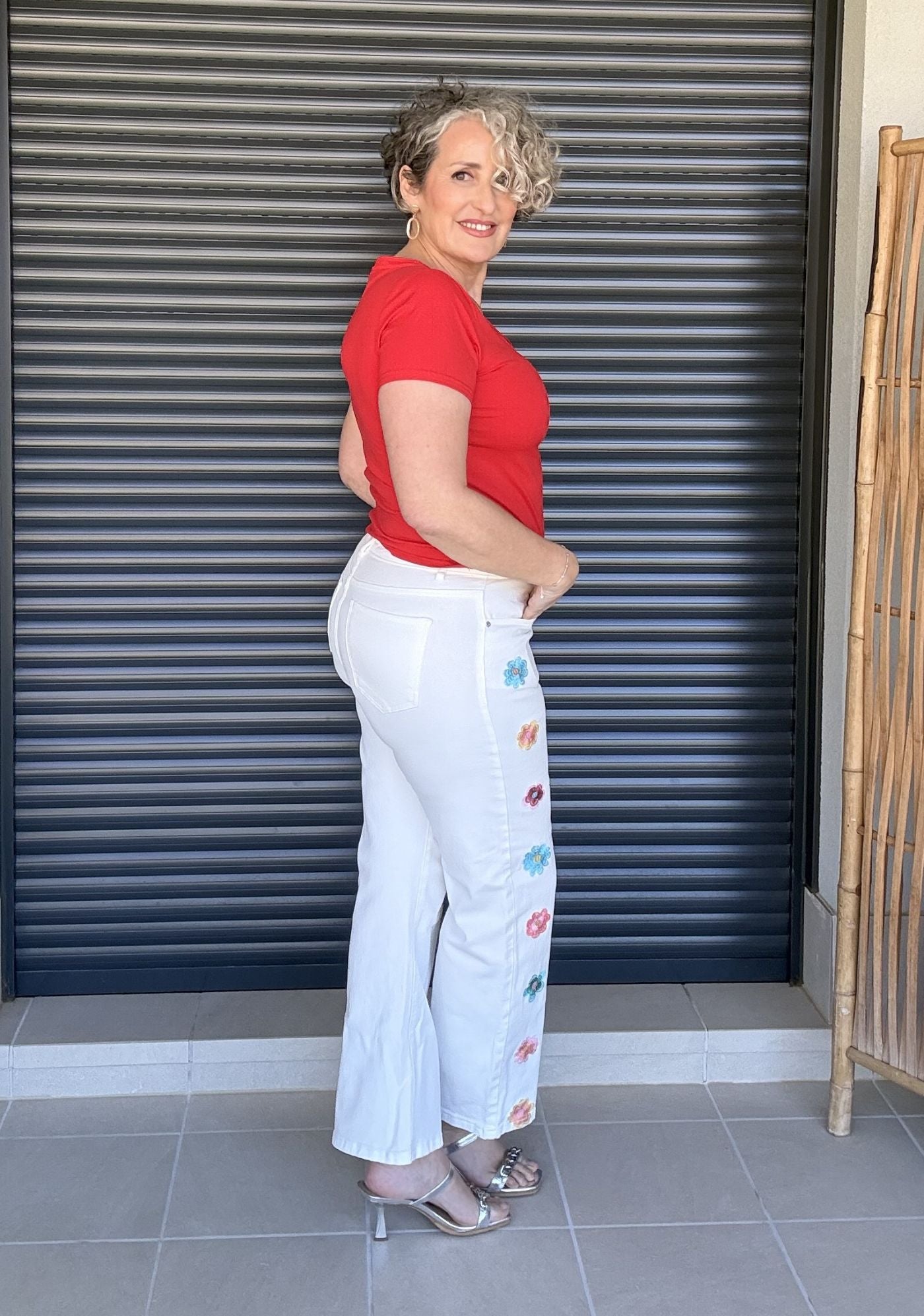 Jean Wide Leg Blanco Tiro Alto con Flores Bordadas Multicolor en los Laterales