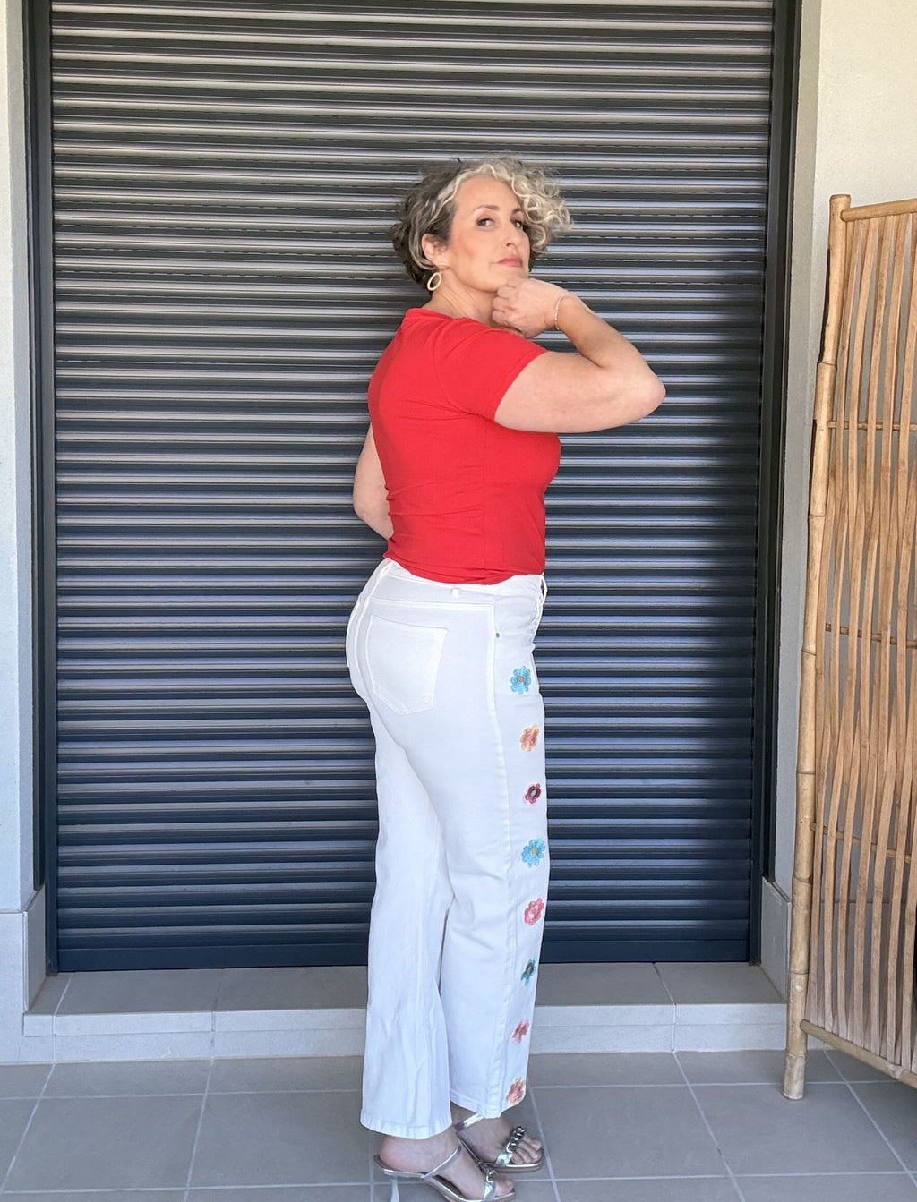 Jean Wide Leg Blanco Tiro Alto con Flores Bordadas Multicolor en los Laterales