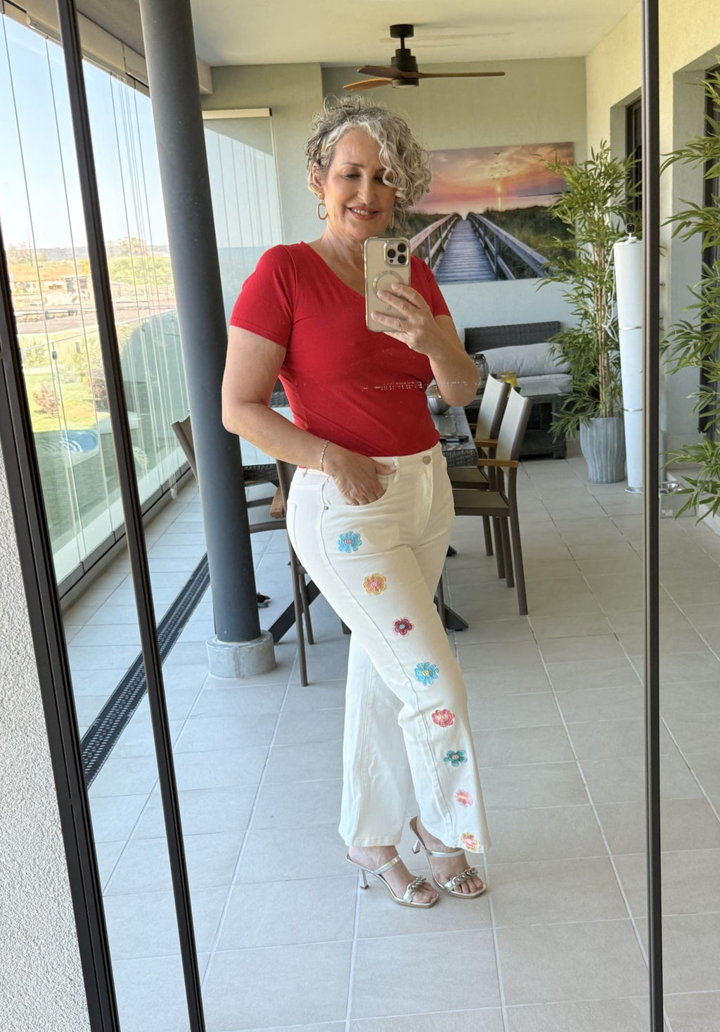Jean Wide Leg Blanco Tiro Alto con Flores Bordadas Multicolor en los Laterales