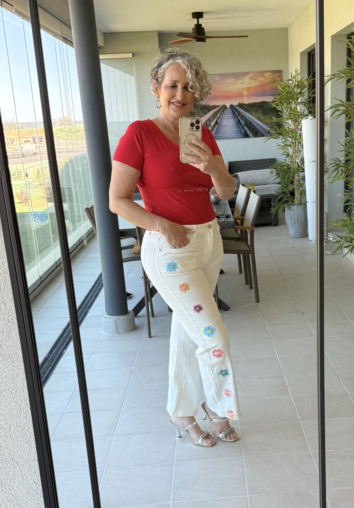 Jean Wide Leg Blanco Tiro Alto con Flores Bordadas Multicolor en los Laterales
