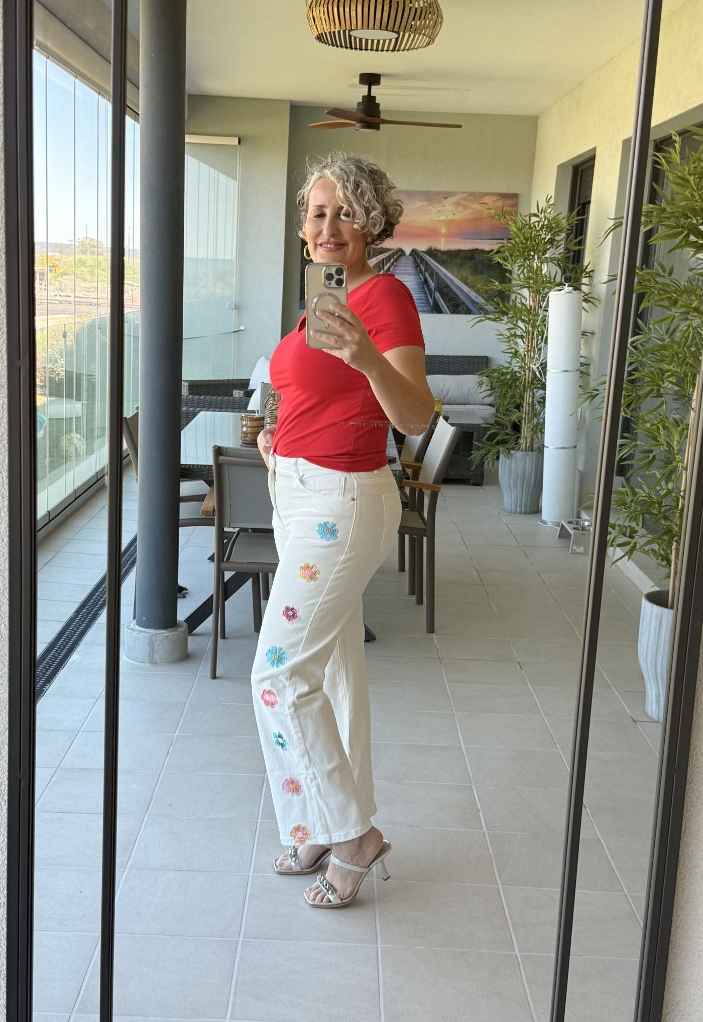 Jean Wide Leg Blanco Tiro Alto con Flores Bordadas Multicolor en los Laterales