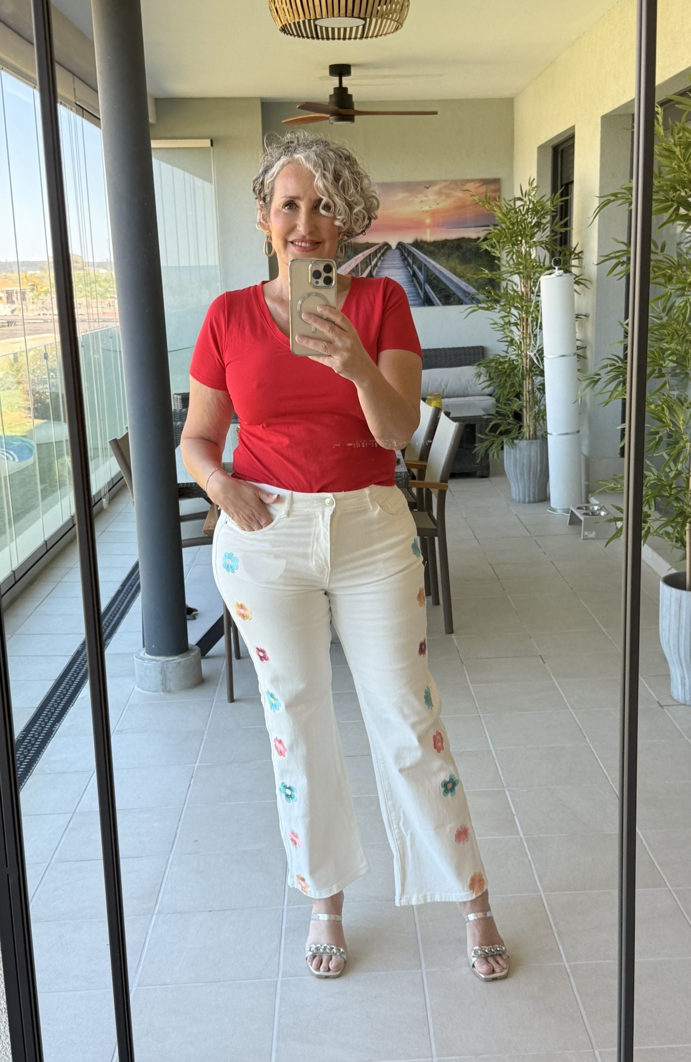 Jean Wide Leg Blanco Tiro Alto con Flores Bordadas Multicolor en los Laterales
