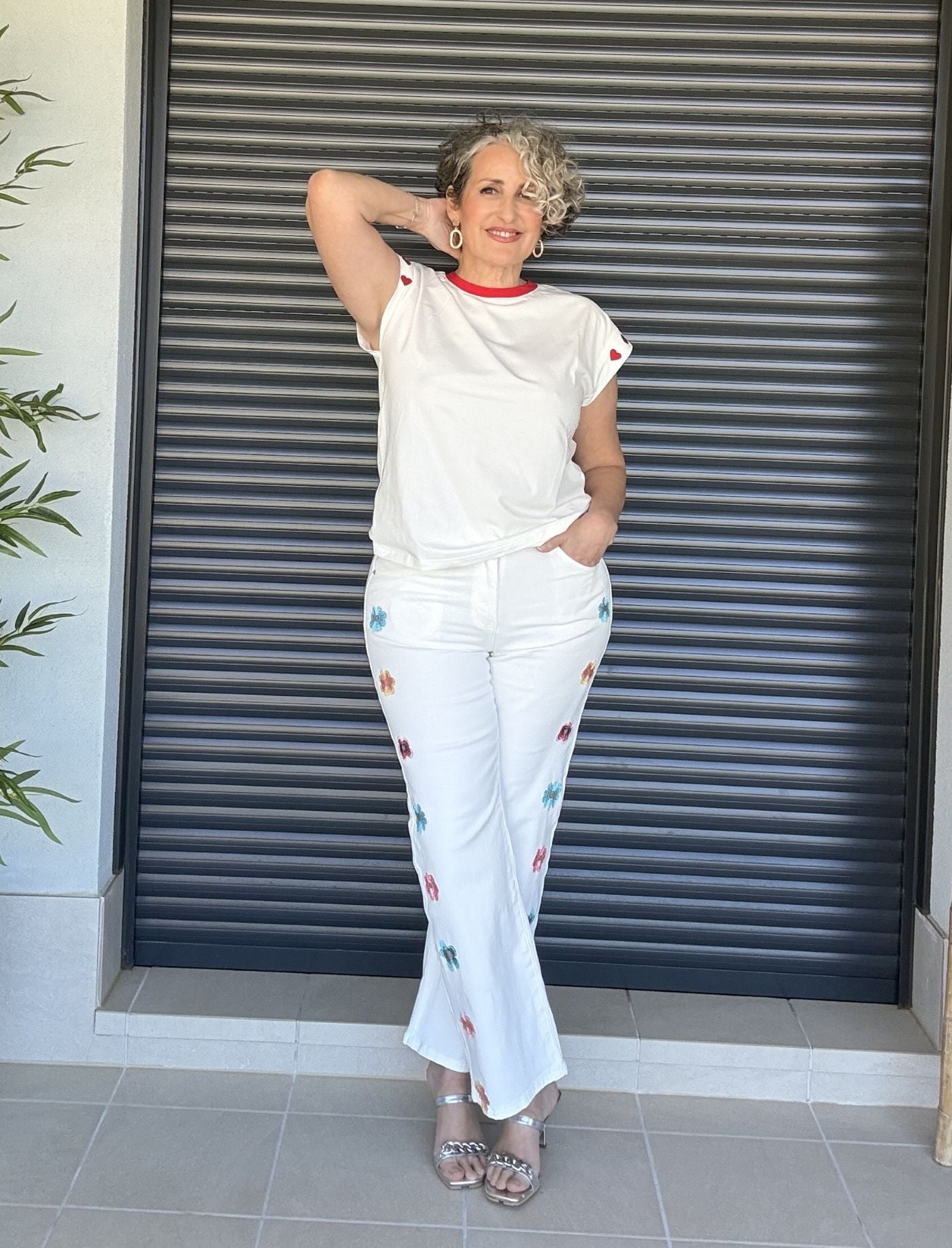 Jean Wide Leg Blanco Tiro Alto con Flores Bordadas Multicolor en los Laterales