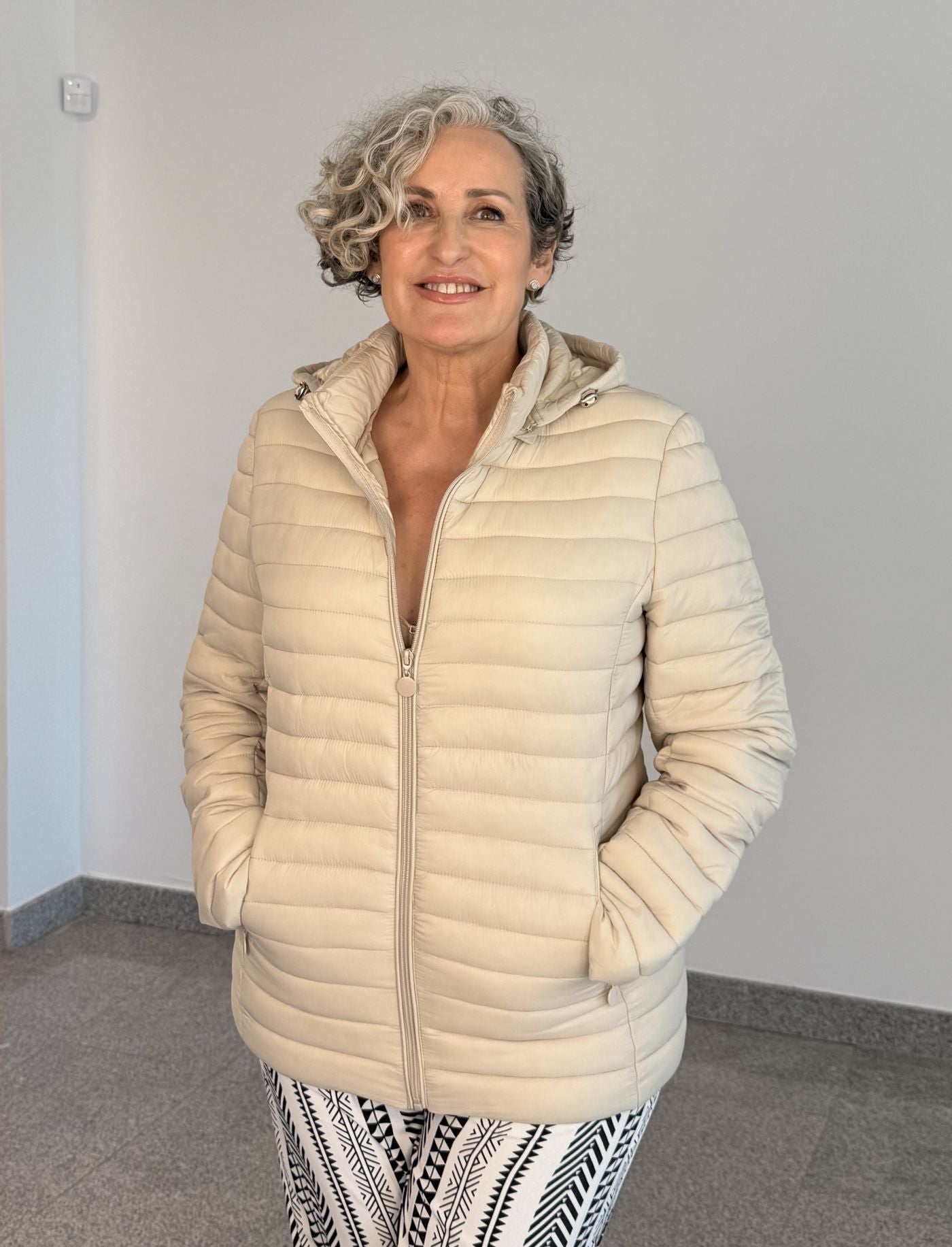 Abrigo Plumas Beige con Capucha Desmontable