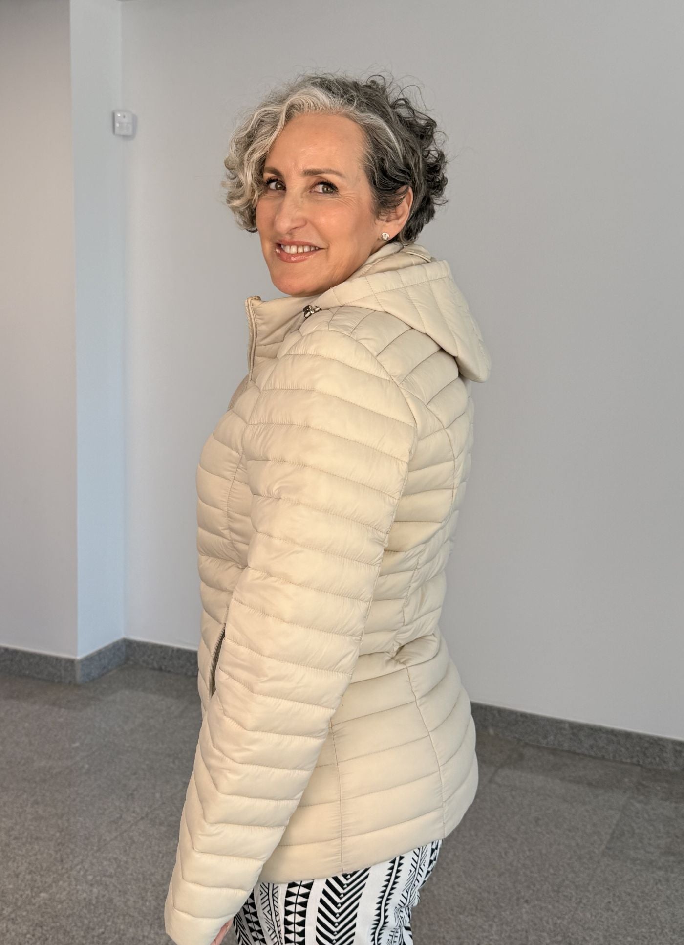 Abrigo Plumas Beige con Capucha Desmontable