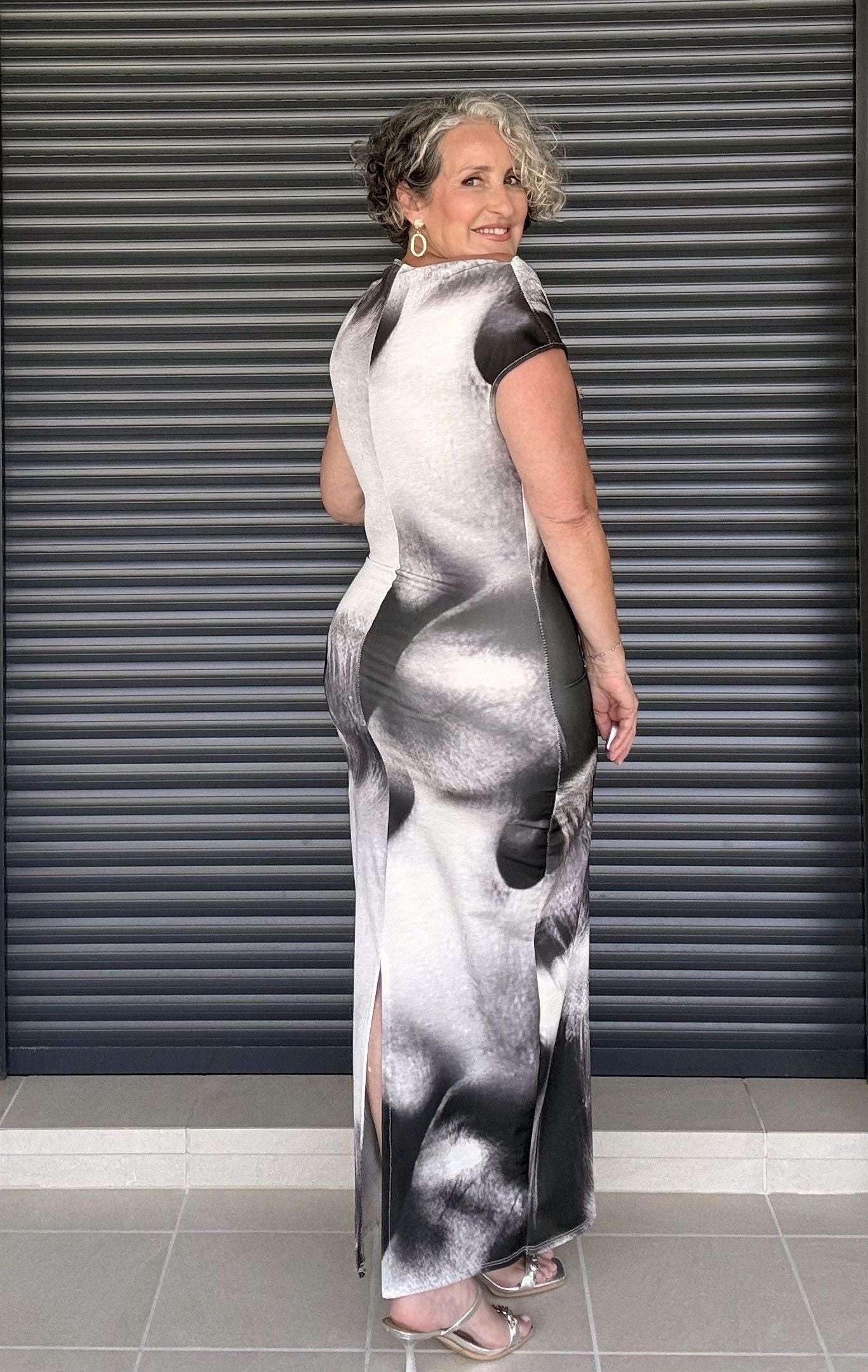 Vestido Largo Negro Estampado Degradado con Escote Bardot y Abertura Trasera