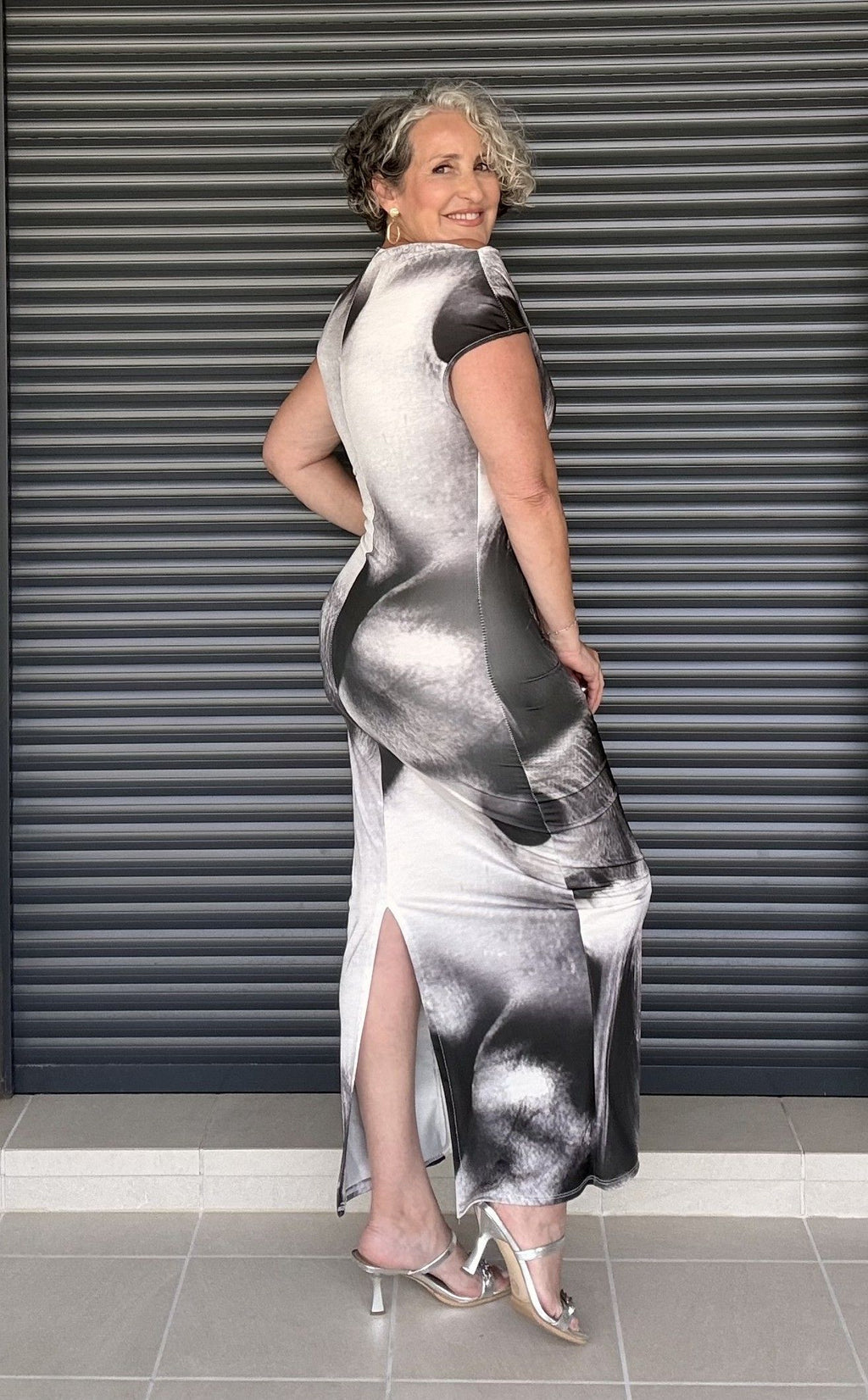 Vestido Largo Negro Estampado Degradado con Escote Bardot y Abertura Trasera