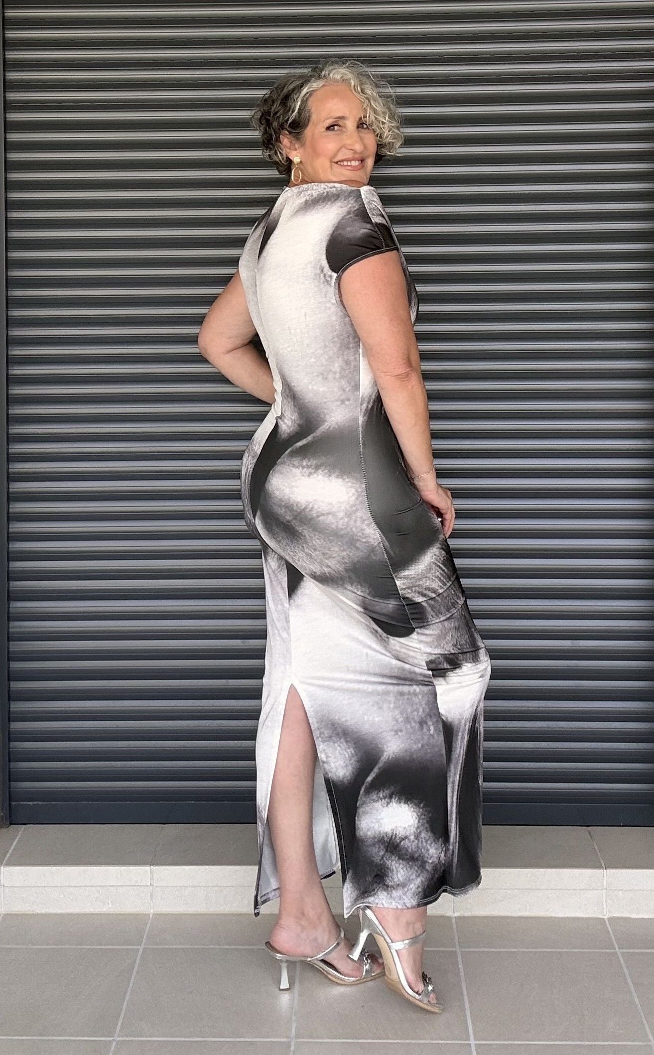 Vestido Largo Negro Estampado Degradado con Escote Bardot y Abertura Trasera