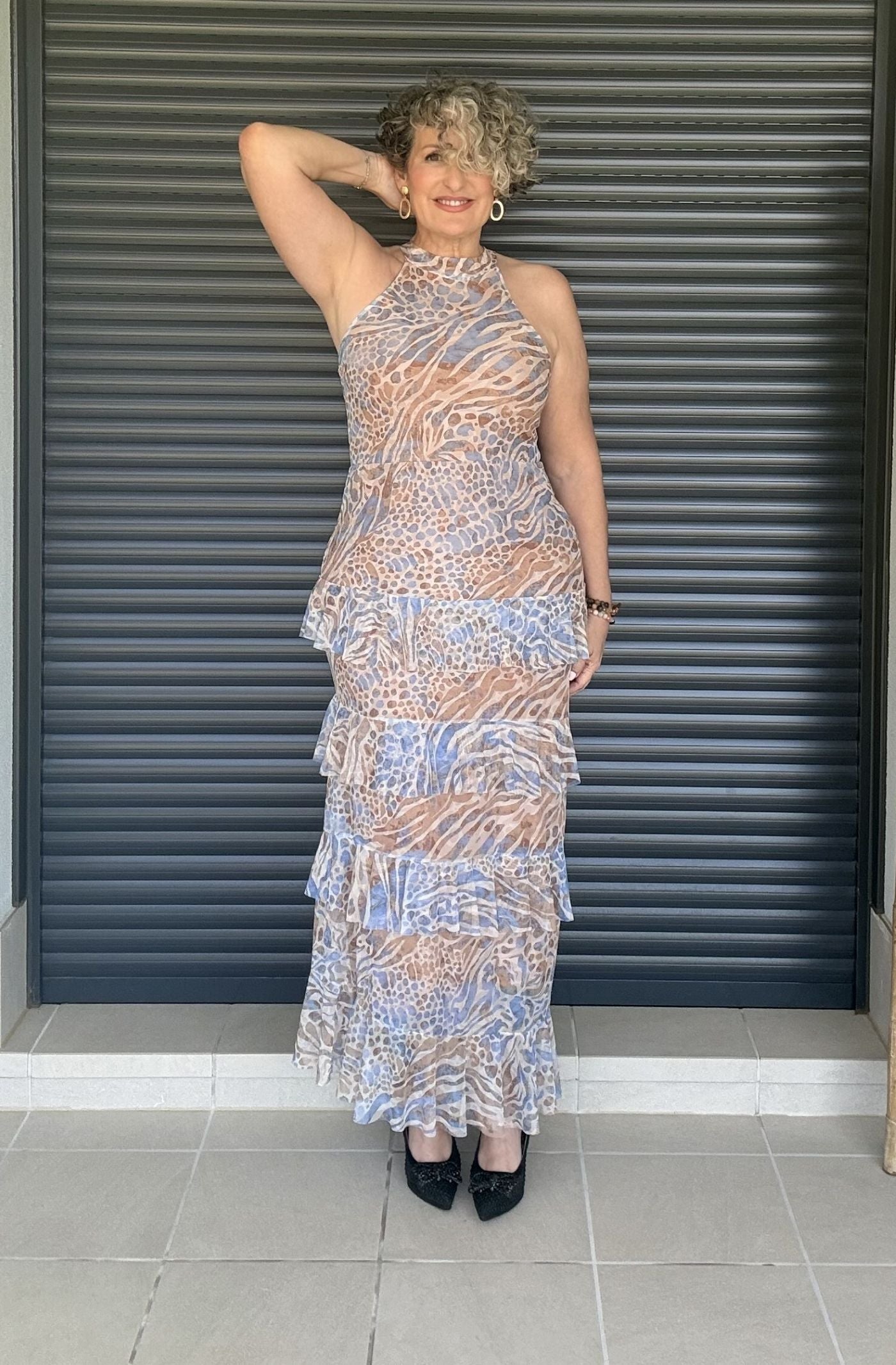 Vestido tul estampado taupe y celeste cuello halter con volantes