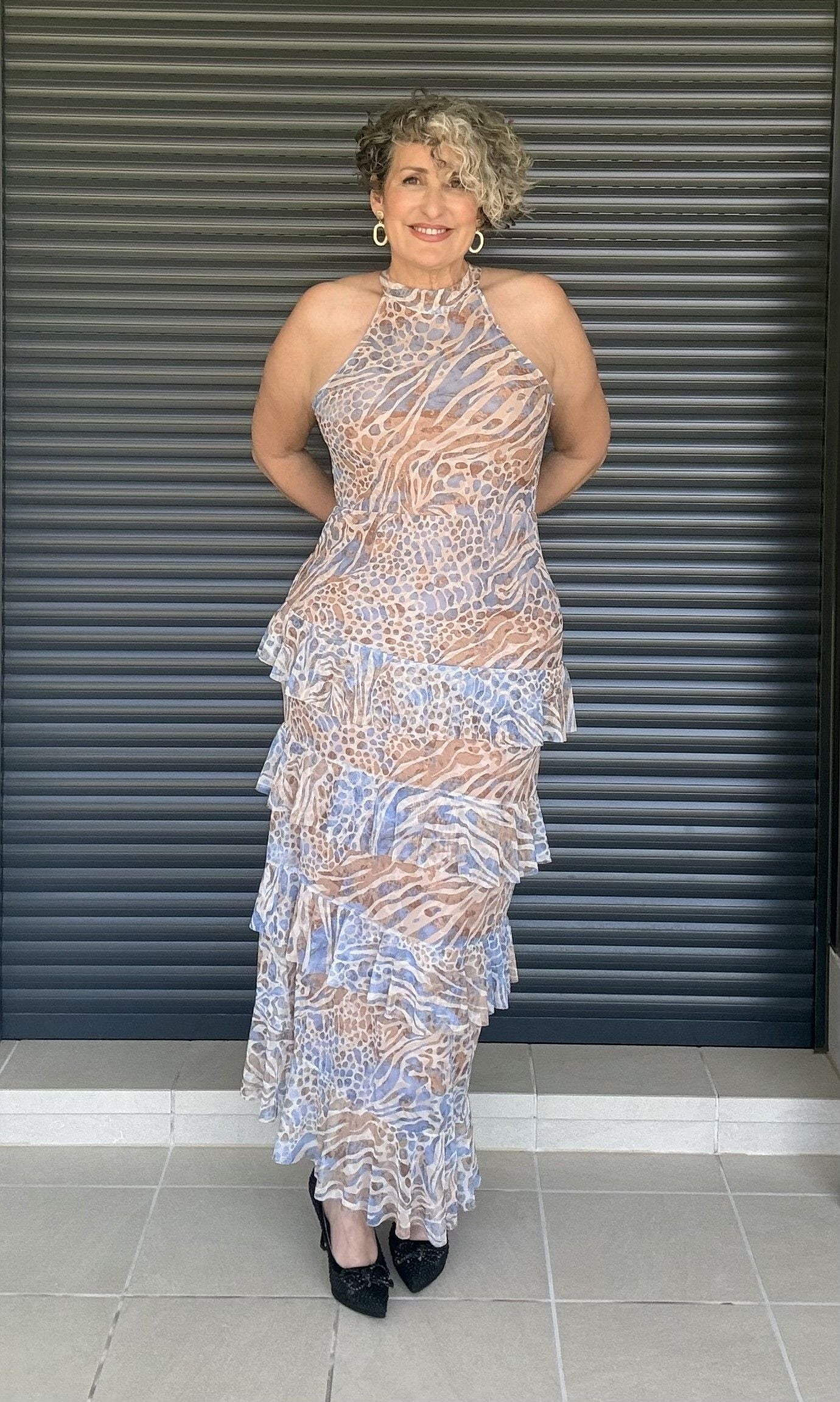 Vestido tul estampado taupe y celeste cuello halter con volantes