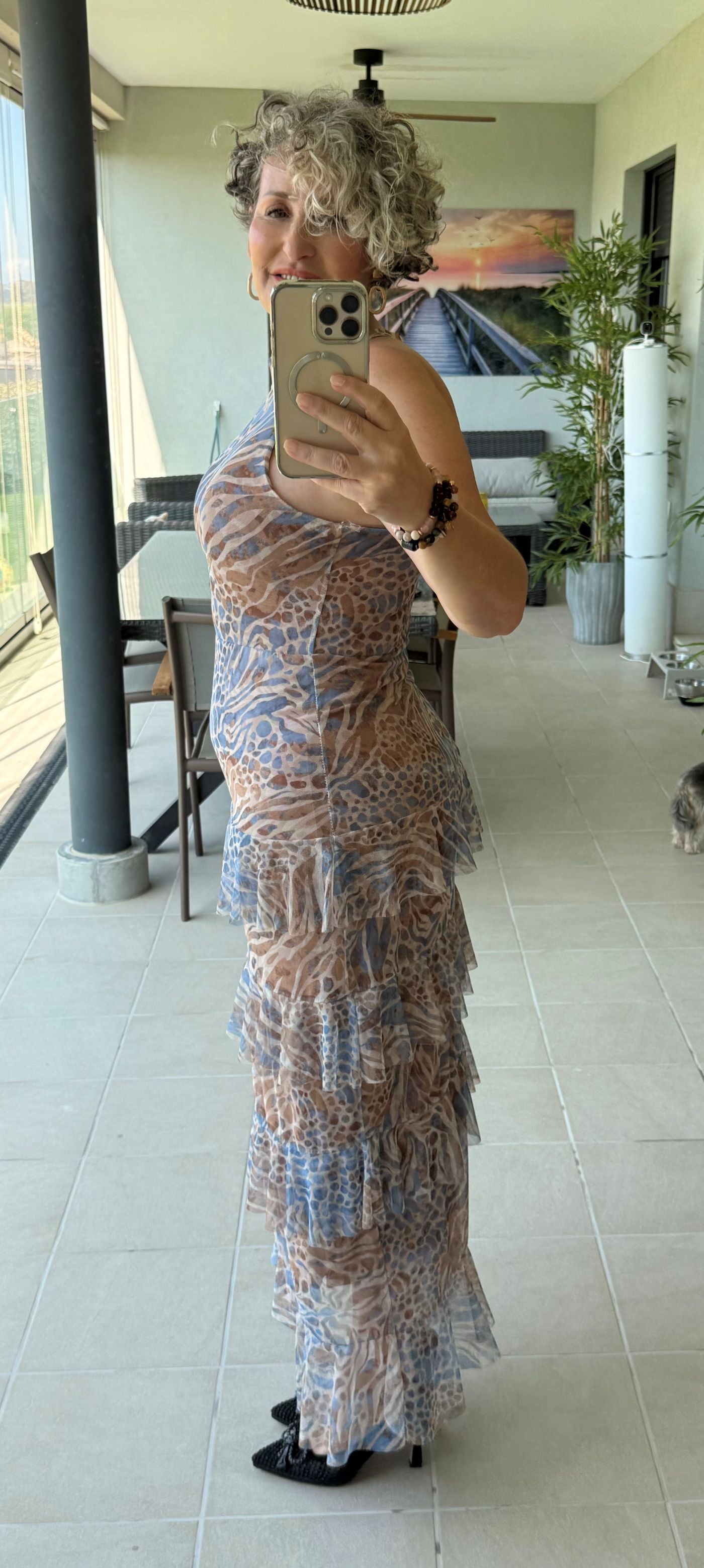 Vestido tul estampado taupe y celeste cuello halter con volantes