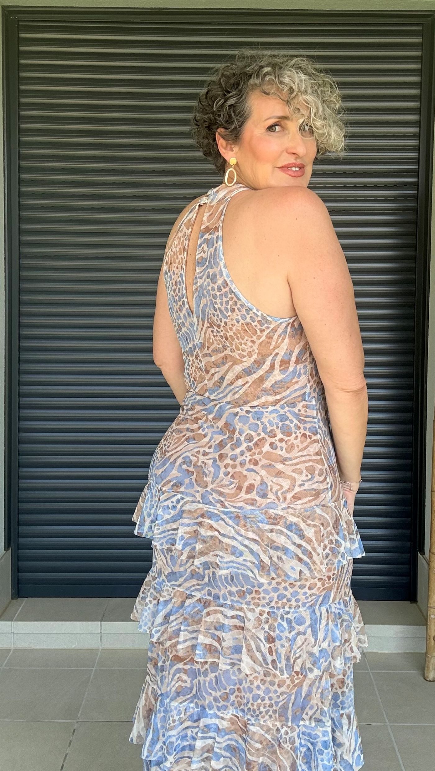 Vestido tul estampado taupe y celeste cuello halter con volantes