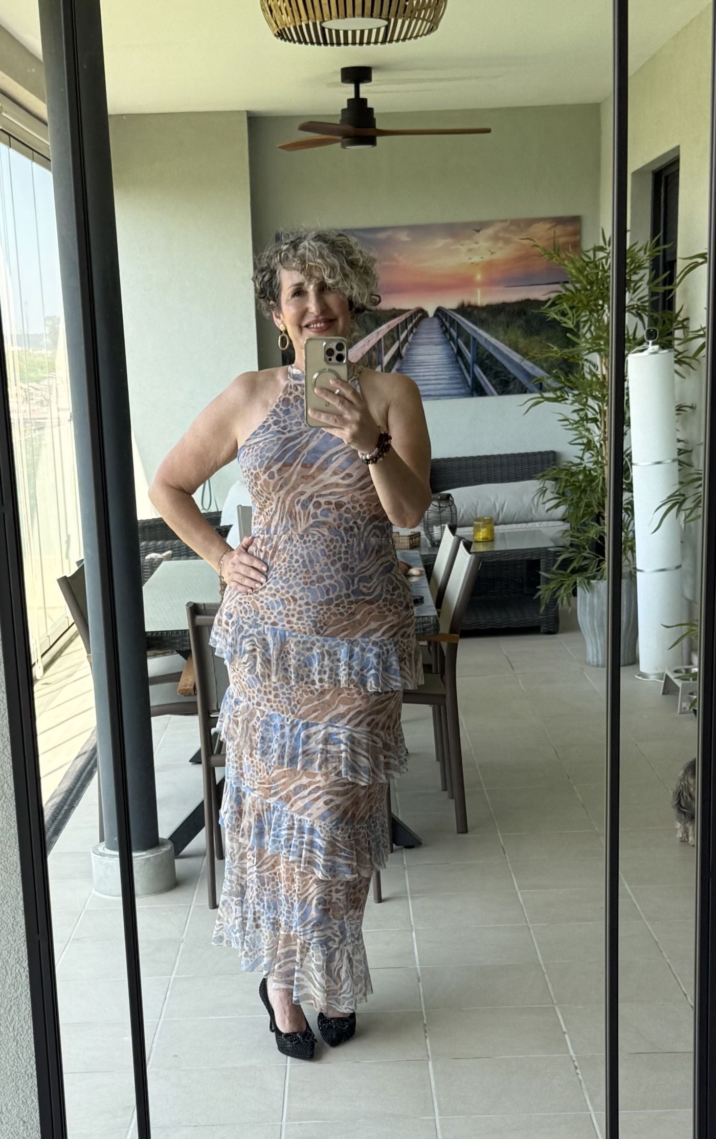 Vestido tul estampado taupe y celeste cuello halter con volantes