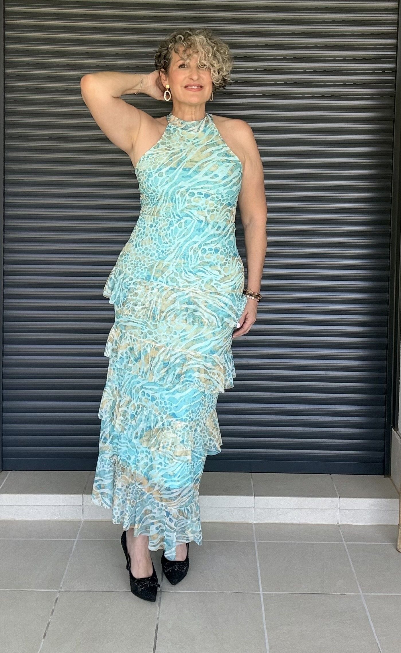 Vestido tul estampado verde cuello halter con volantes