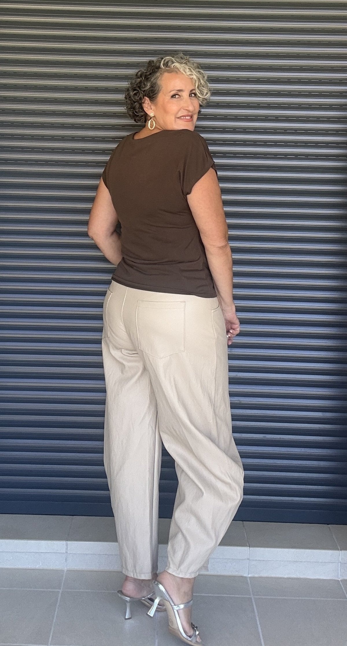 Pantalón globo polipiel crema - vista frontal con camiseta marrón