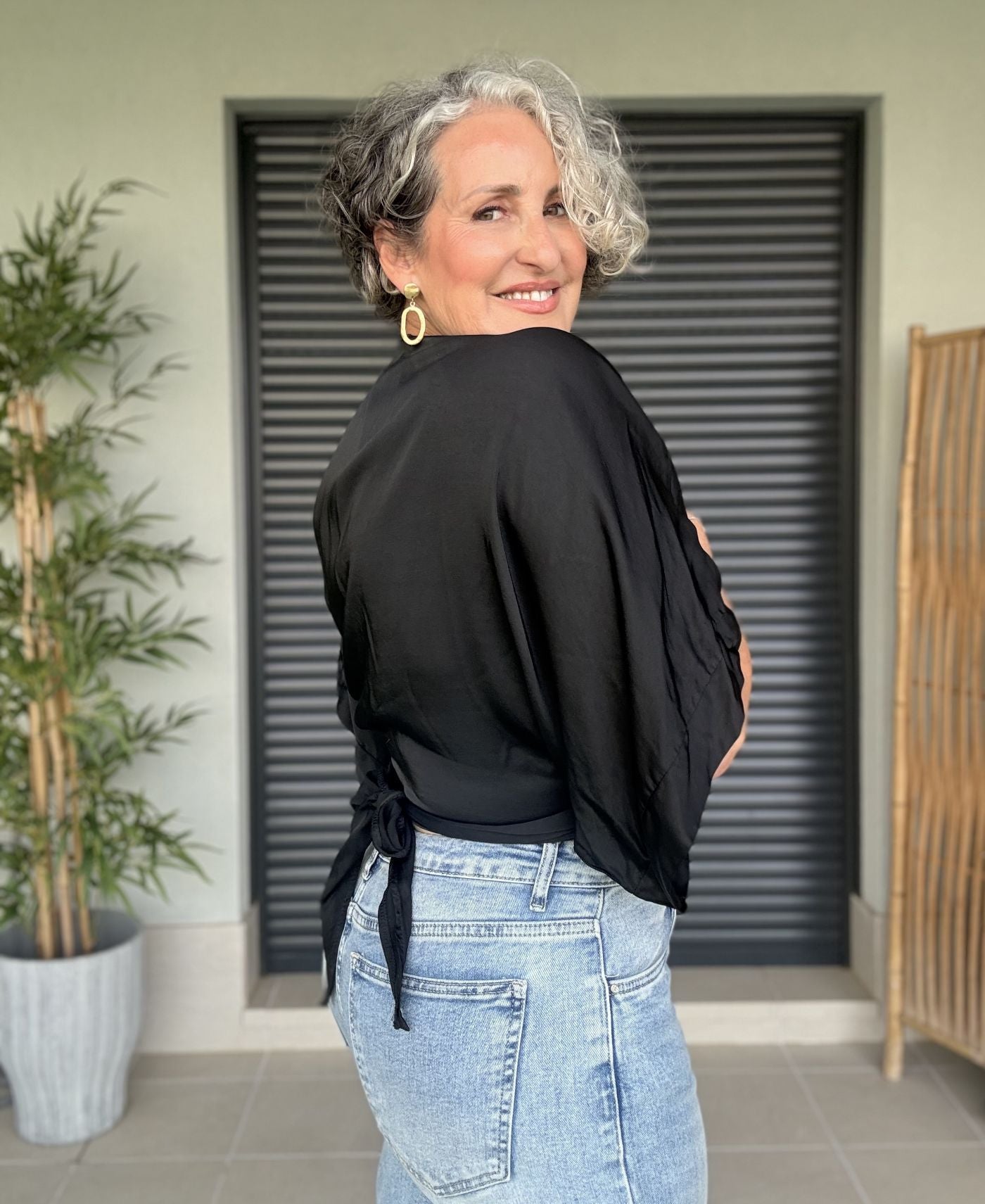 Blusa Multiposición Satinada Negra