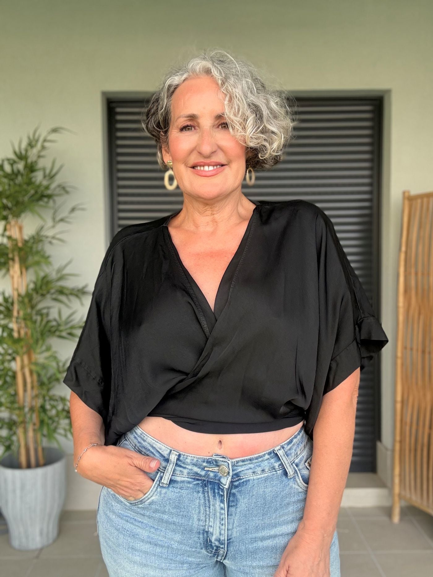Blusa Multiposición Satinada Negra