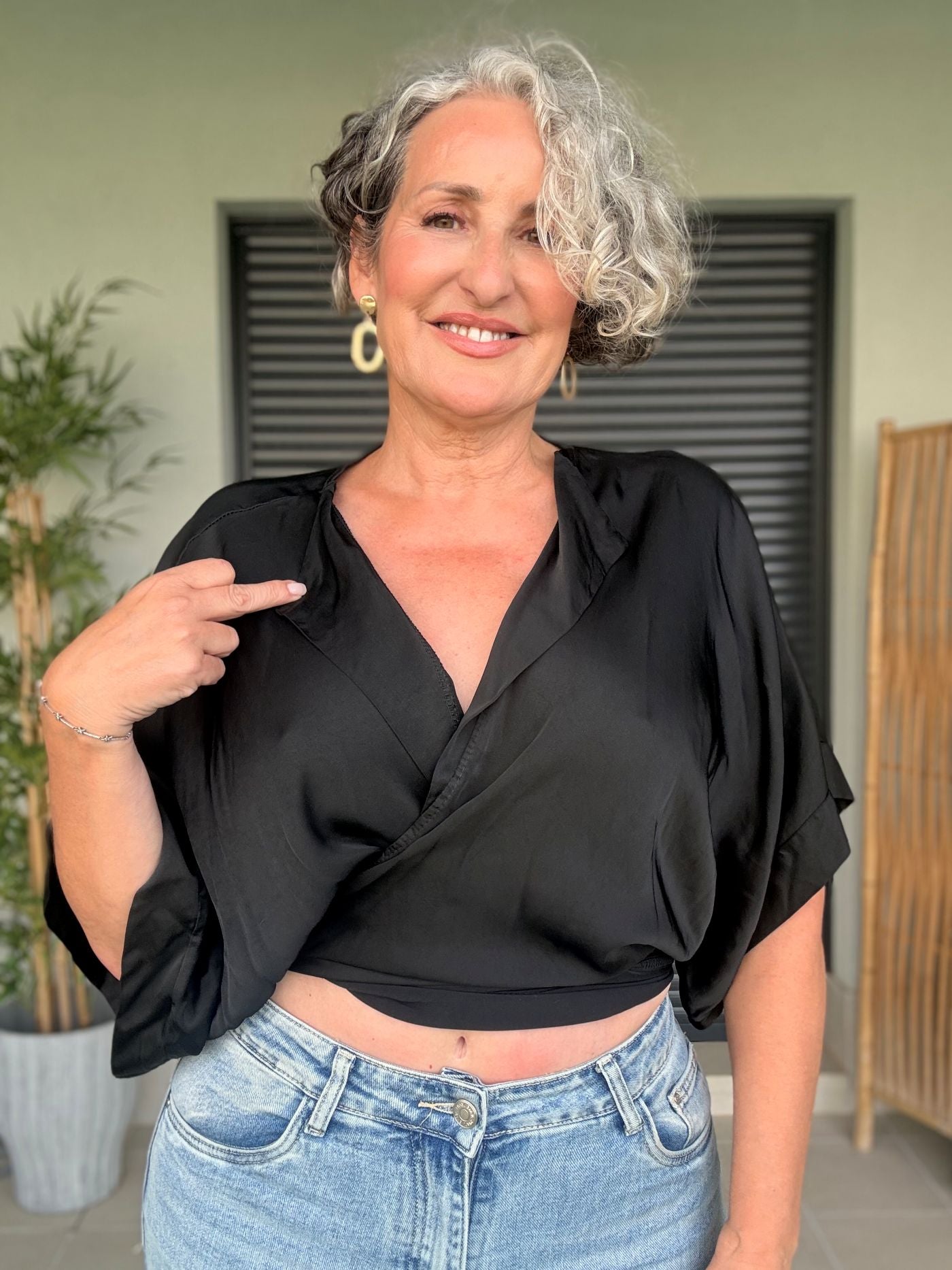 Blusa Multiposición Satinada Negra