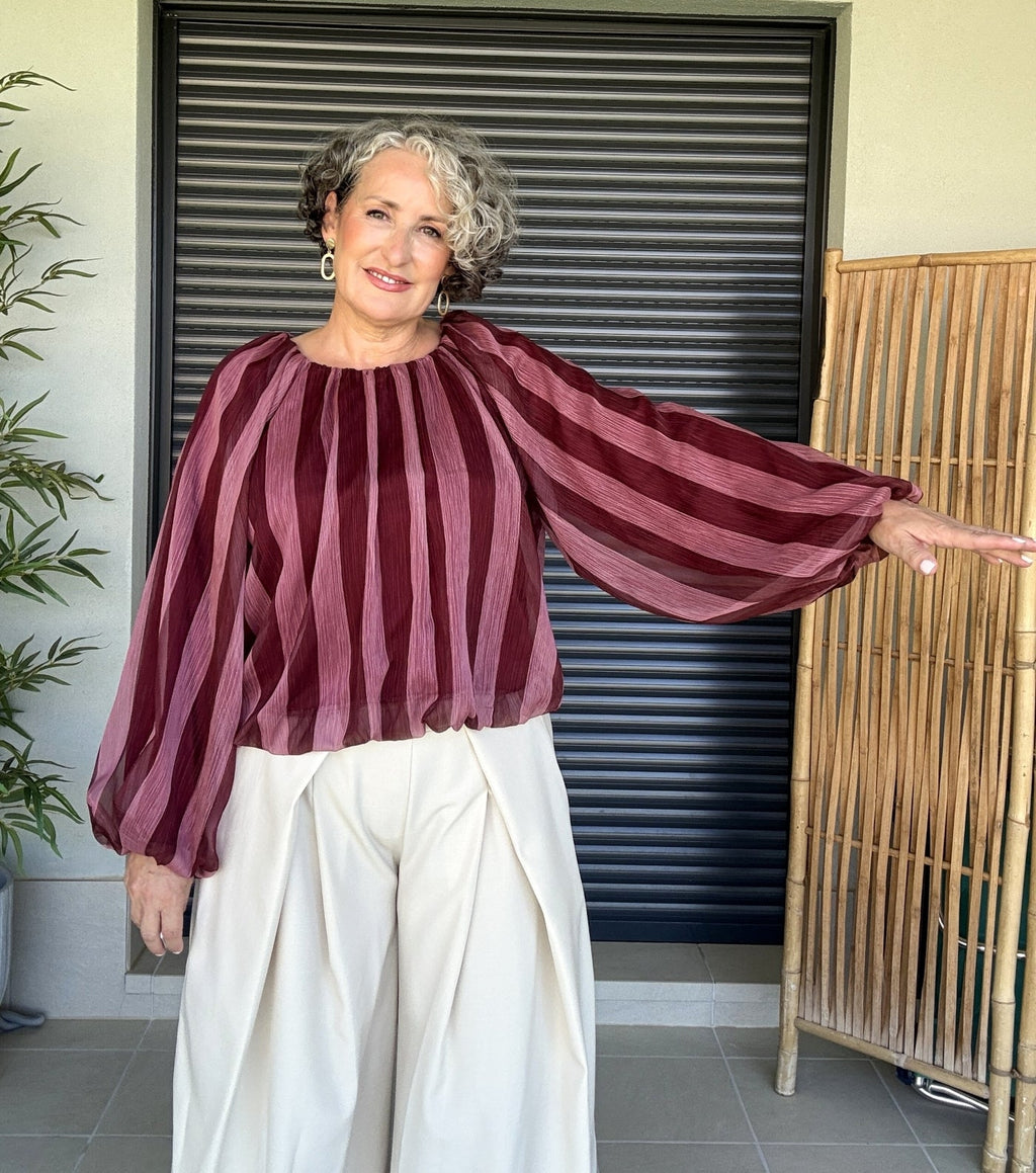 Blusa rayas burdeos - look completo con pantalón blanco