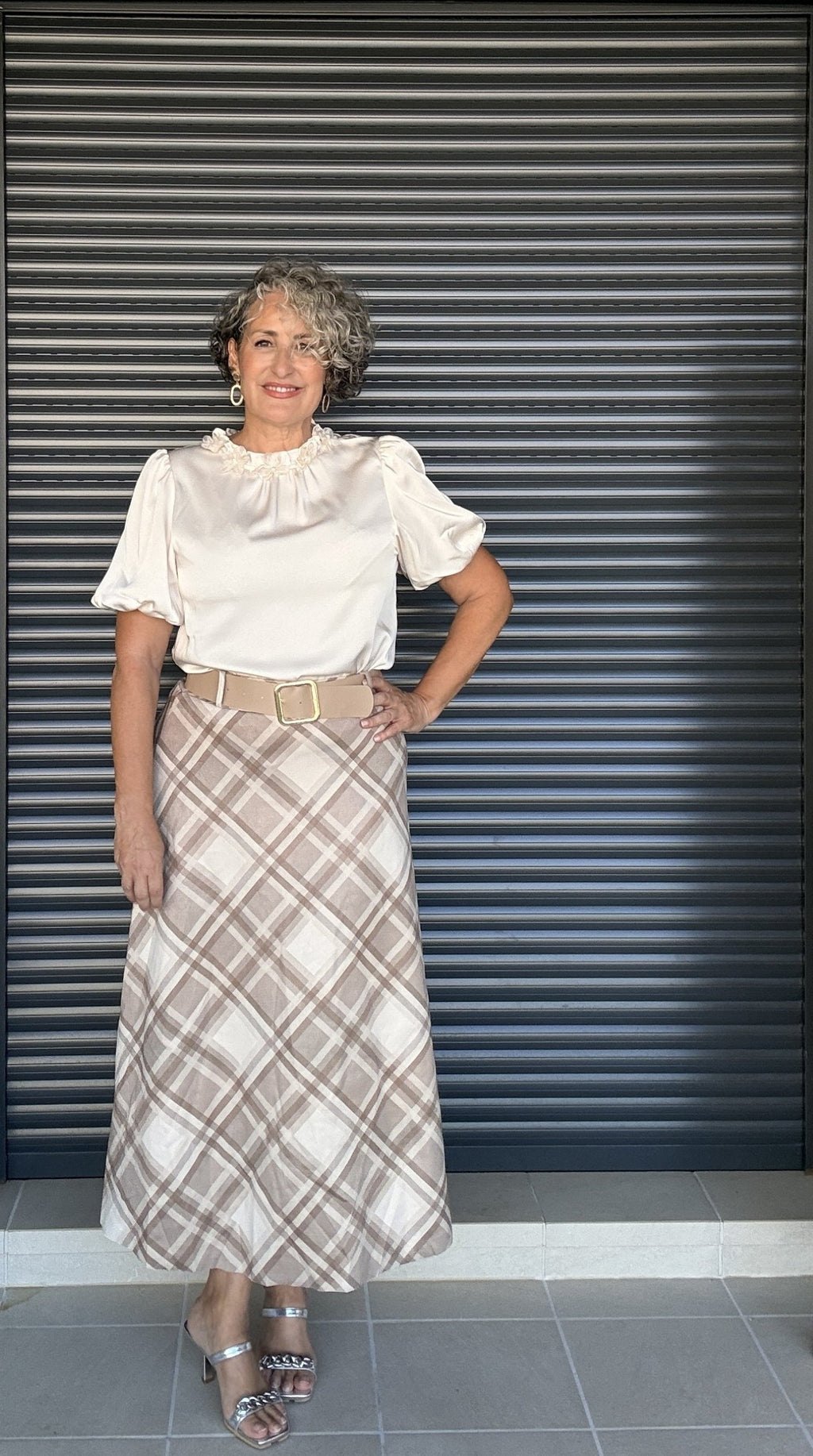 Falda antelina cuadros beige con cinturón - vista frontal