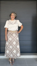 Falda antelina cuadros beige con cinturón - vista frontal