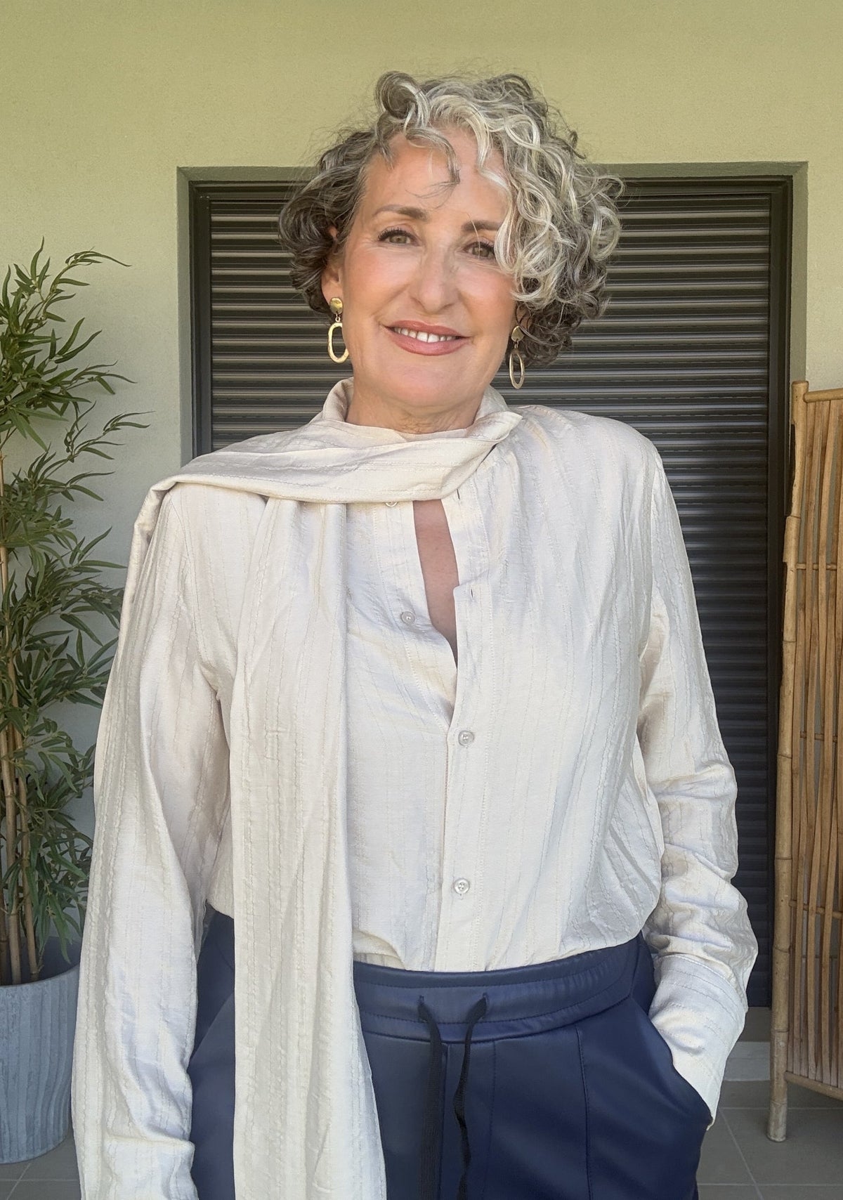 Blusa beige con lazo como pañuelo