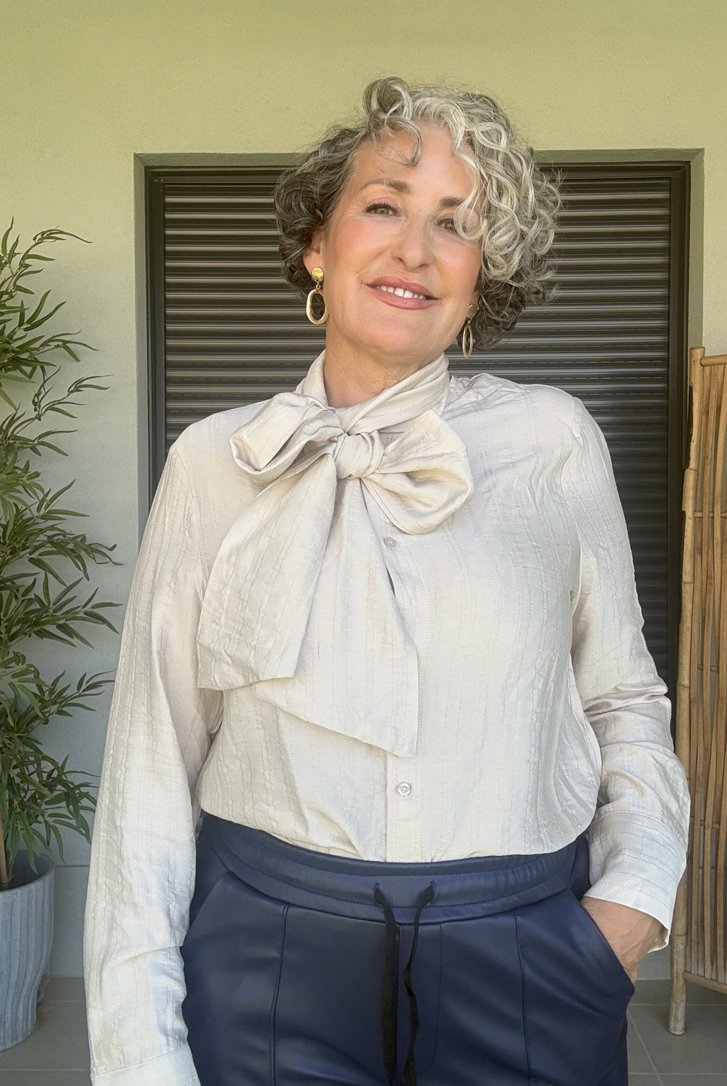 Blusa Beige con Lazo Multiposición