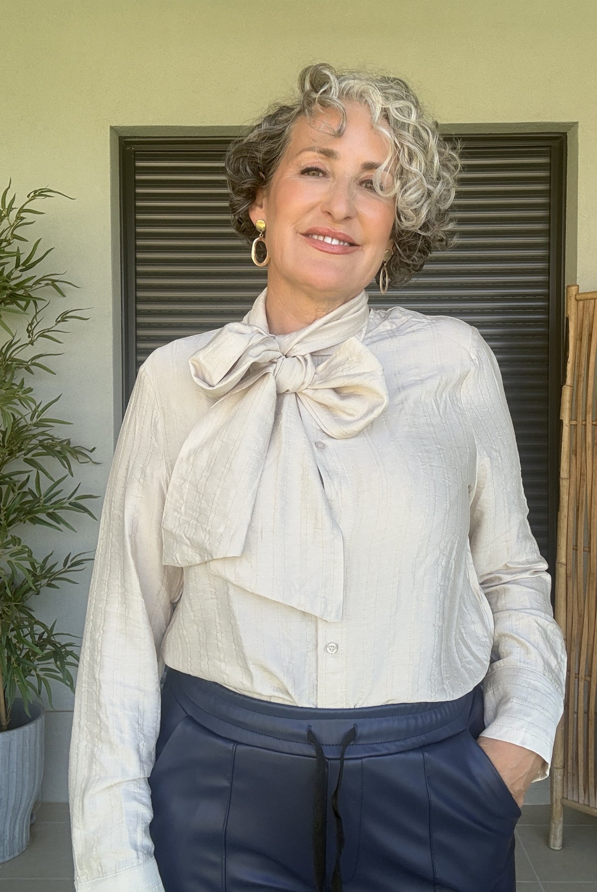 Blusa Beige con Lazo Multiposición