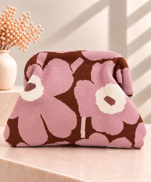 Bolso clutch estampado floral rosa y marrón vista frontal