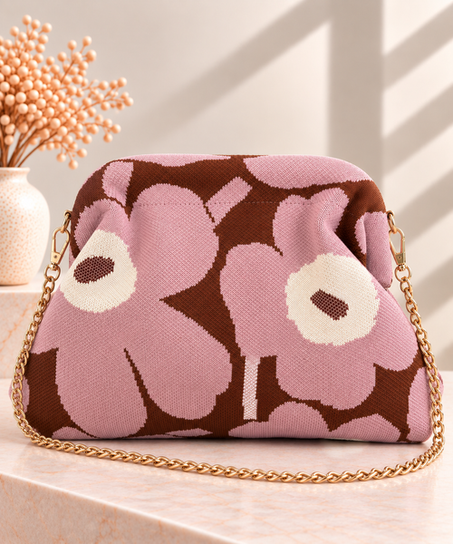 Bolso clutch estampado floral rosa y marrón con cadena dorada bandolera