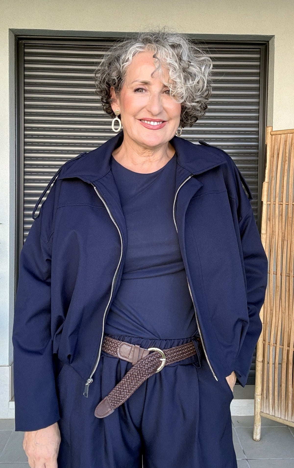 Bomber azul marino - look abierta con cinturón